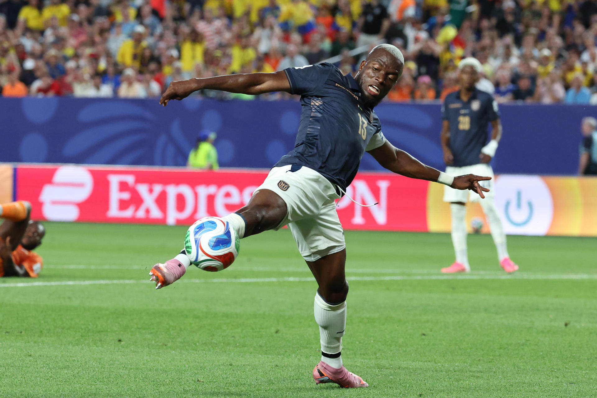 Enner Valencia de Ecuador controla el balón este domingo, durante un partido del grupo E del Mundial de la FIFA 2026 entre Costa de Marfil y Ecuador en el estadio Lincoln Financial Field en Filadelfia (Estados Unidos). EFE/ Sebastiao Moreira