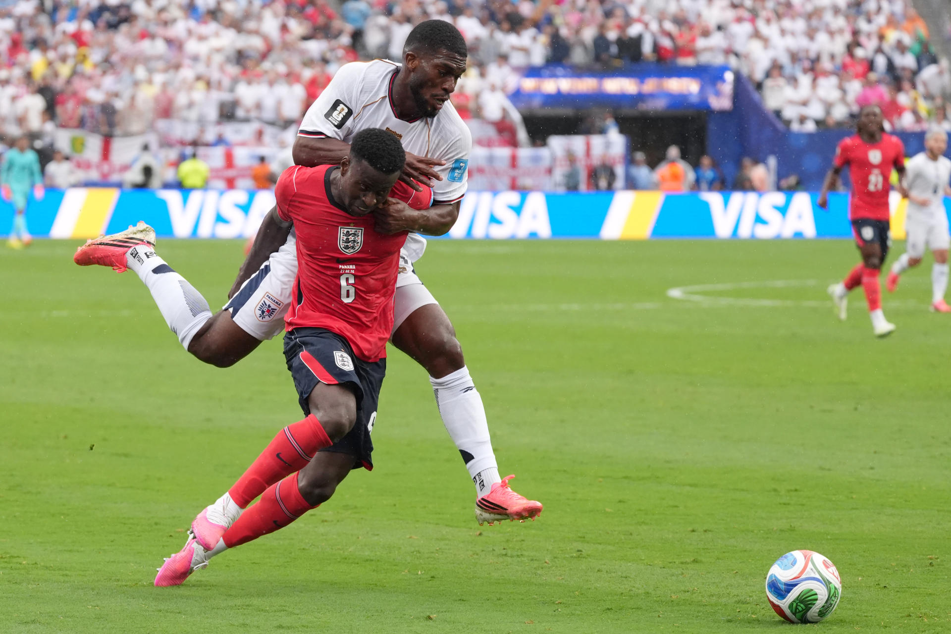 Azarias Londoño (i) de Panamá disputa un balón con Marc Guéhi de Inglaterra este sábado, en un partido del grupo L del Mundial de la FIFA 2026 entre Panamá e Inglaterra en el estadio MetLife de Nueva Jersey (Estados Unidos). EFE/ Ángel Colmenares