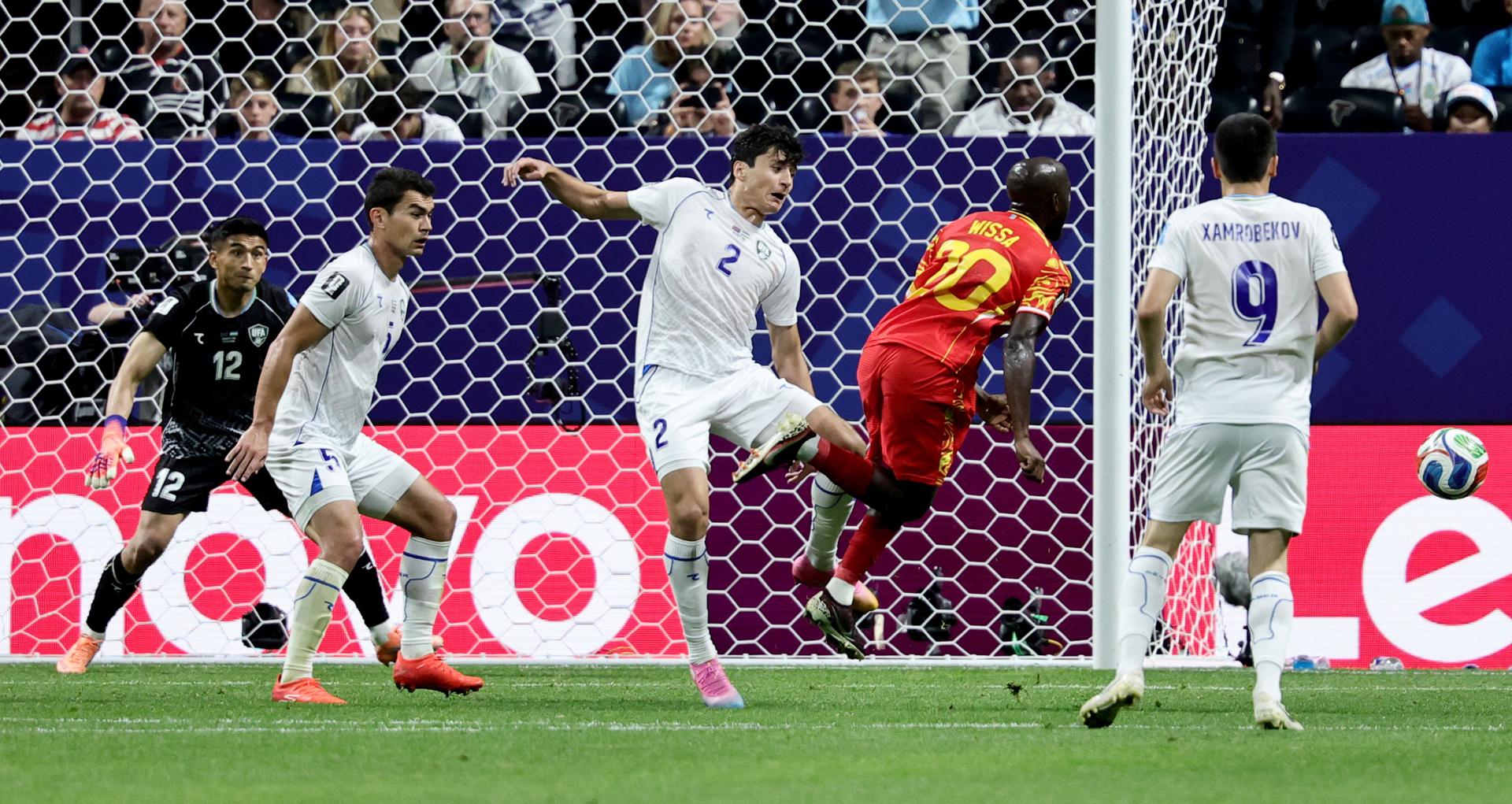 Yoane Wissa (D) y Abdukodir Khusanov de Uzbekistán (C) en acción durante el partido de la fase de grupos de la Copa Mundial de la FIFA 2026 entre la República Democrática del Congo y Uzbekistán en Atlanta, EE. UU., 27 de junio.