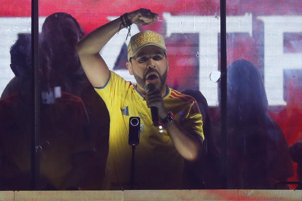l candidato de ultraderecha Abelardo de la Espriella, habla al final de la jornada electoral este domingo, en Barranquilla (Colombia). EFE/ Ernesto Guzmán Jr