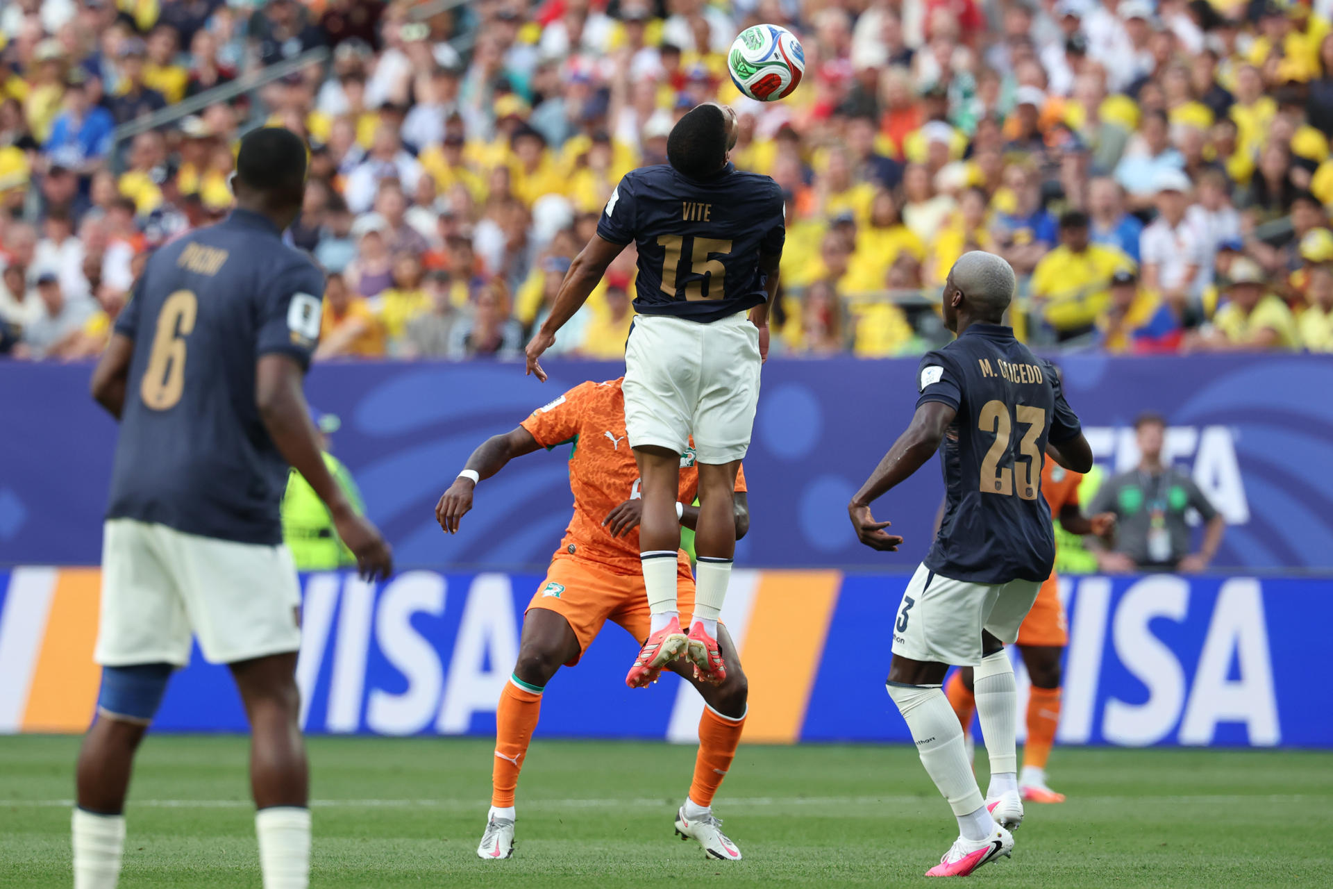 Pedro Vite (c-arriba) de Ecuador controla el balón este domingo, en un partido del grupo E del Mundial de la FIFA 2026 entre Costa de Marfil y Ecuador en el estadio Lincoln Financial Field en Filadelfia (Estados Unidos). EFE/ Sebastiao Moreira