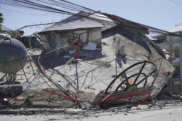 Edificio dañado tras un terremoto en la ciudad de General Santos, al sur de Filipinas, el 8 de junio de 2026. Según el Instituto Filipino de Vulcanología y Sismología (Phivolcs), se emitió una alerta de tsunami tras un terremoto de magnitud 7,8 con una profundidad de 33 kilómetros que sacudió la costa de la provincia de Sarangani, en el sur de Filipinas. El Consejo Nacional de Reducción y Gestión del Riesgo de Desastres (NDRRMC) está verificando los informes que indican que al menos 19 personas han muerto y 12 están desaparecidas en algunas zonas del sur de Filipinas tras el terremoto. (Terremoto/sismo, Filipinas) EFE/EPA/EMIL ELBERT P. PRUDENTE