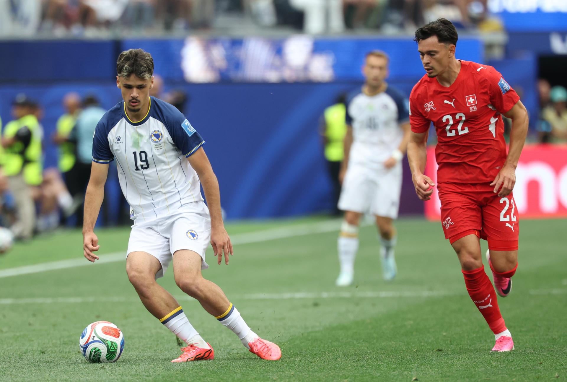 Kerim Alajbegovic de Bosnia y Herzegovina (izq.) y Fabian Rieder de Suiza en acción durante el partido de la fase de grupos de la Copa Mundial de la FIFA 2026 entre Suiza y Bosnia y Herzegovina, en Los Ángeles, EE. UU., 18 de junio de 2026. (Bosnia-Herzegovina, Suiza) EFE/EPA/CRISTOPHER TORRES