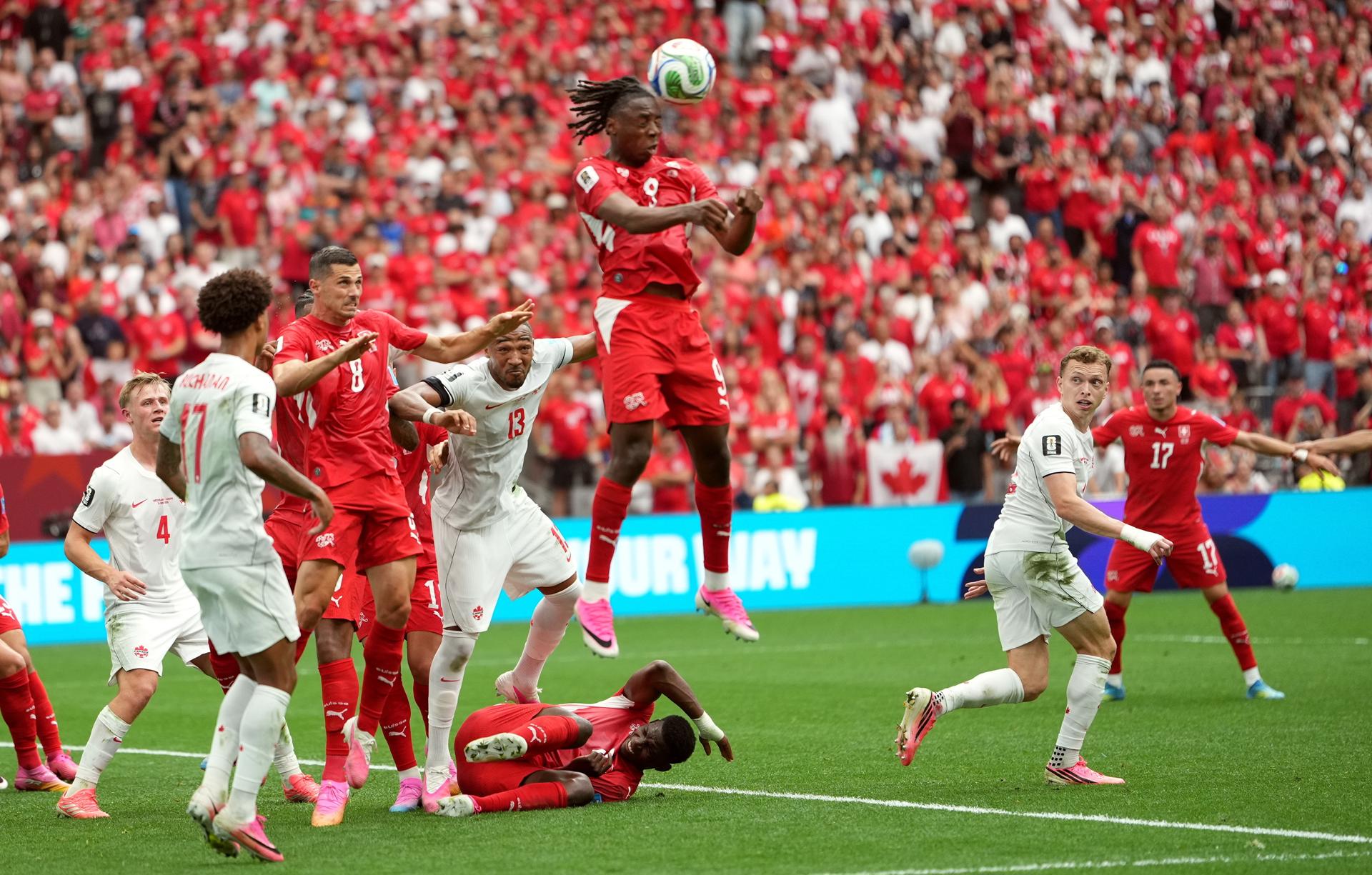 Johan Manzambi de Suiza  (C) cabecea el balón durante el partido de la fase de grupos de la Copa Mundial de la FIFA 2026 entre Suiza y Canadá, en Vancouver, Canadá, el 24 de junio de 2026. (Suiza) EFE/EPA/BOB FRID