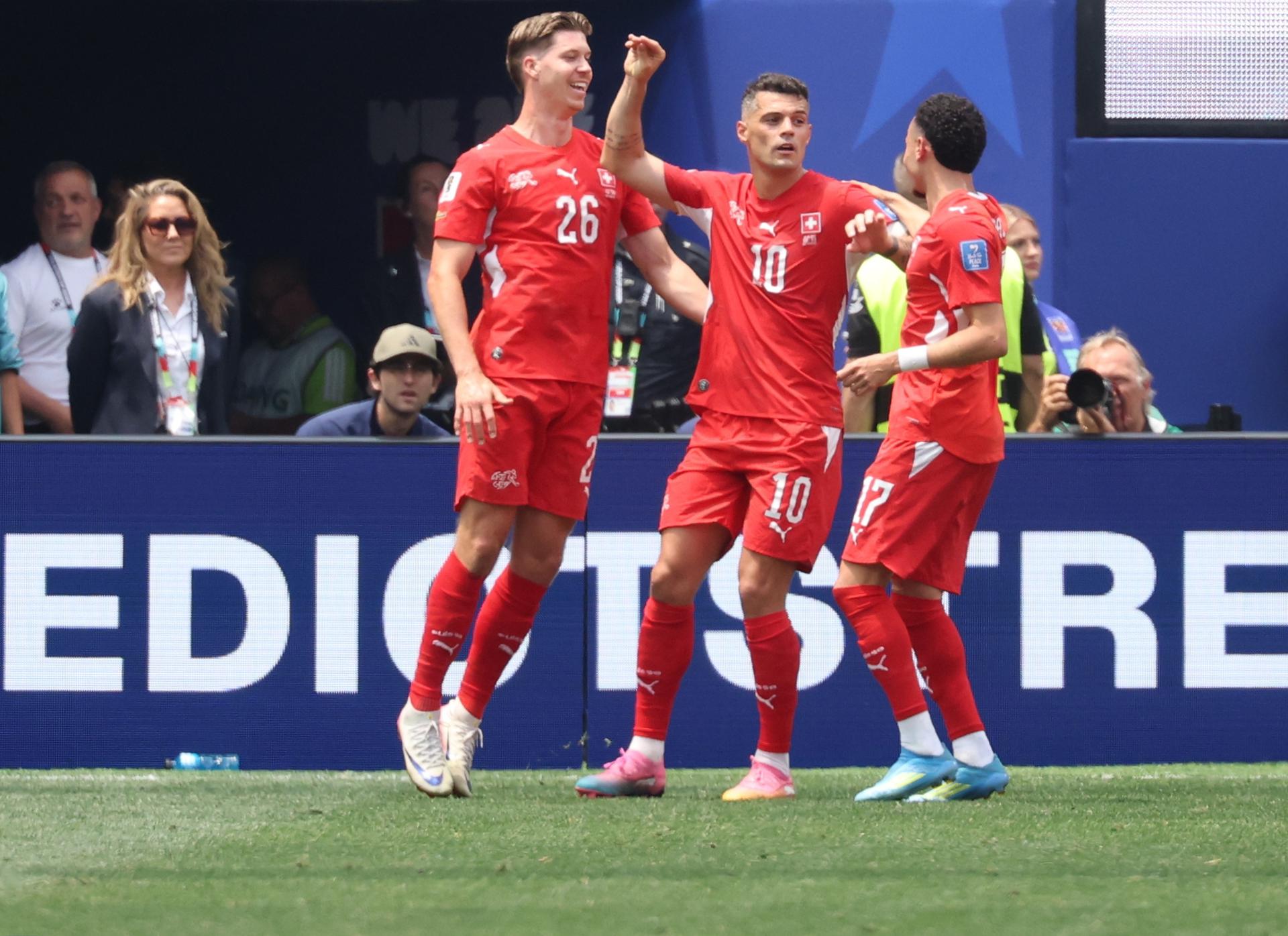 Granit Xhaka de Suiza (C) celebra con sus compañeros tras marcar el gol que puso el 4-1 en el marcador durante el partido de la fase de grupos de la Copa Mundial de la FIFA 2026 entre Suiza y Bosnia y Herzegovina, en Los Ángeles, EE. UU., el 18 de junio de 2026. (Bosnia-Herzegovina, Suiza) EFE/EPA/CRISTOPHER TORRES