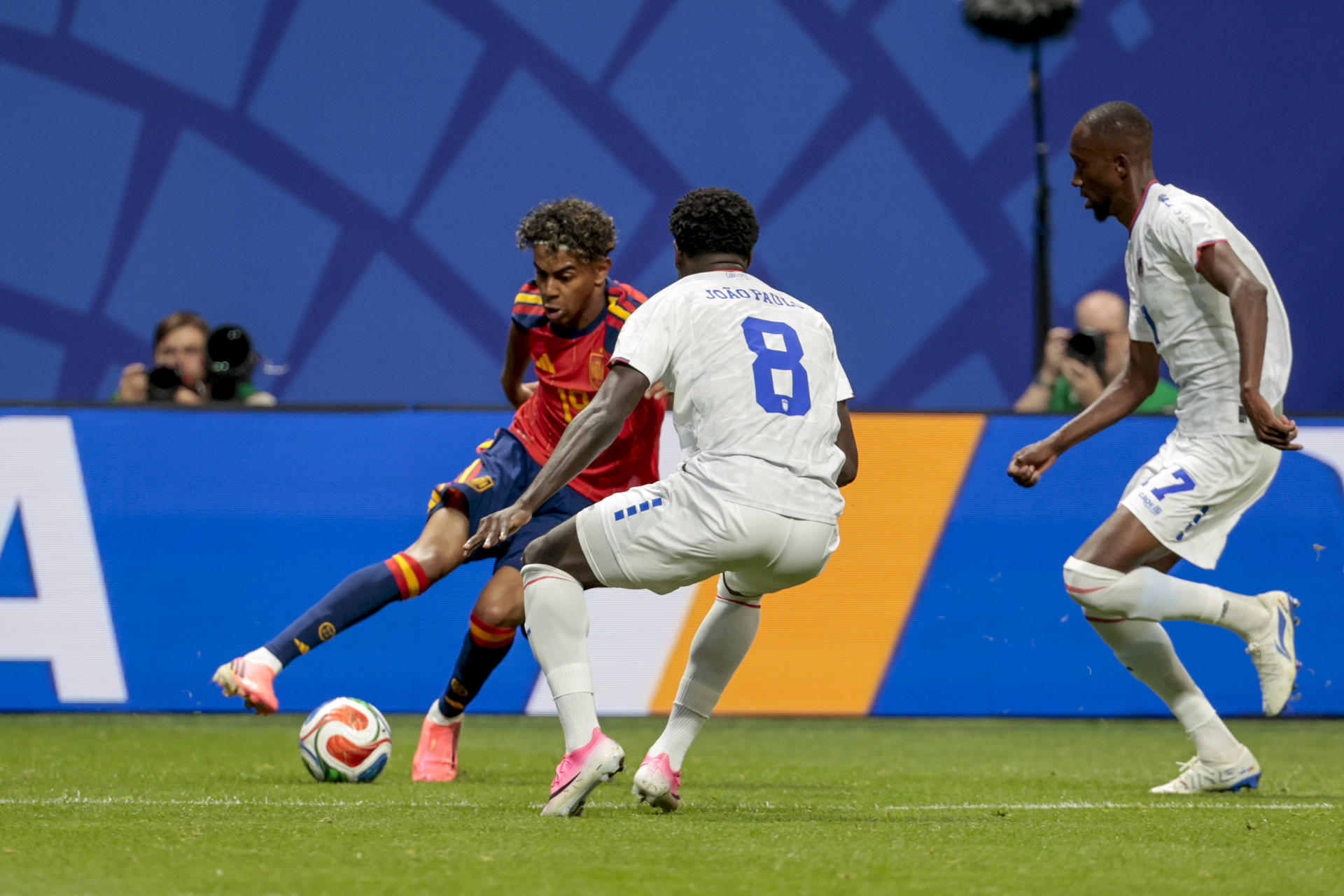 El delantero de España Lamine Yamal (i) pelea un balón con el centrocampista de Cabo Verde Joao Paulo (c) durante el partido del grupo H del Mundial 2026 entre España y Cabo Verde, este lunes en el Estadio Atlanta. EFE/ Lavandeira Jr
