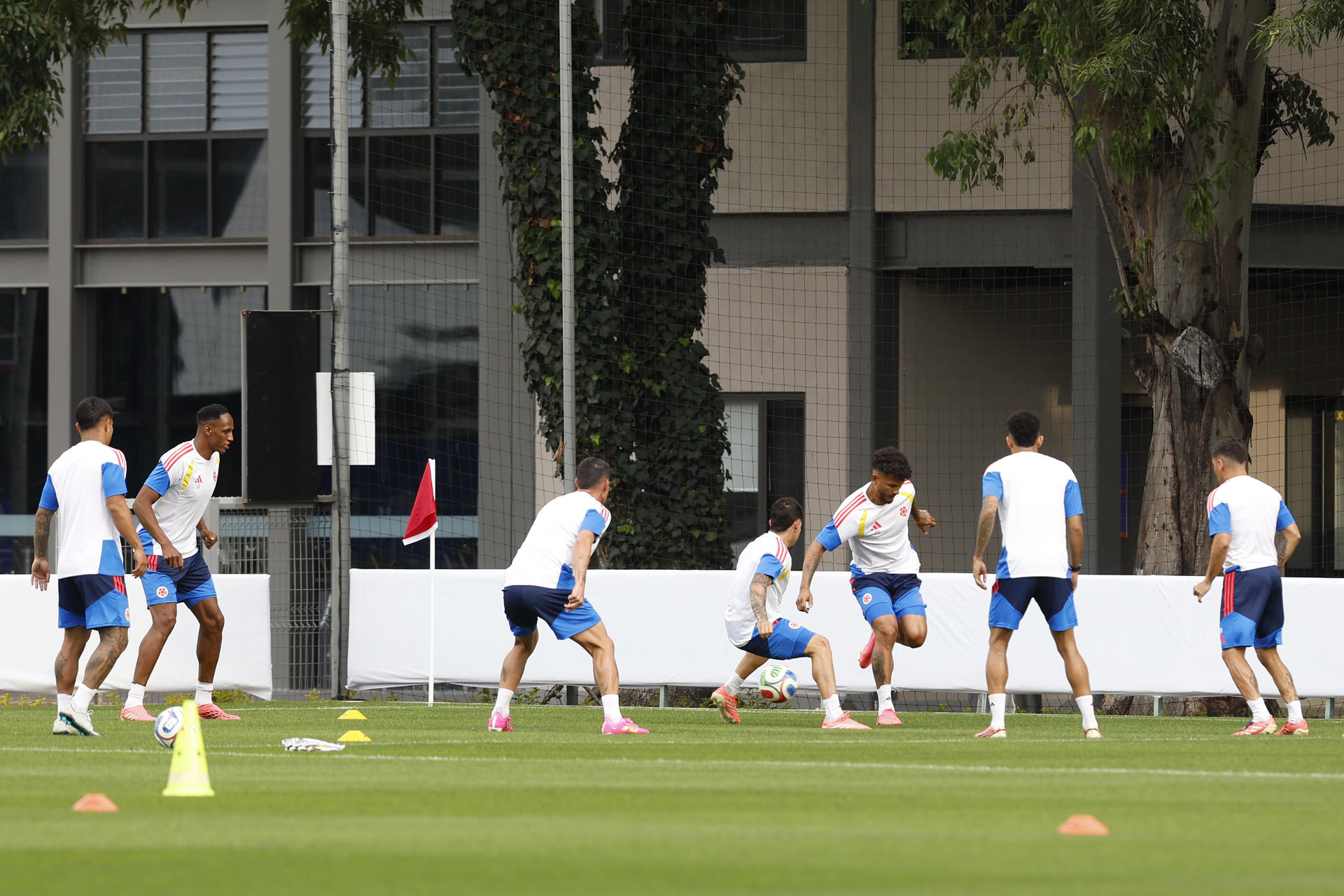Jugadores de Colombia participan en un entrenamiento este martes, en las instalaciones del Club América, en Ciudad de México (México). EFE/ Sashenka Gutiérrez