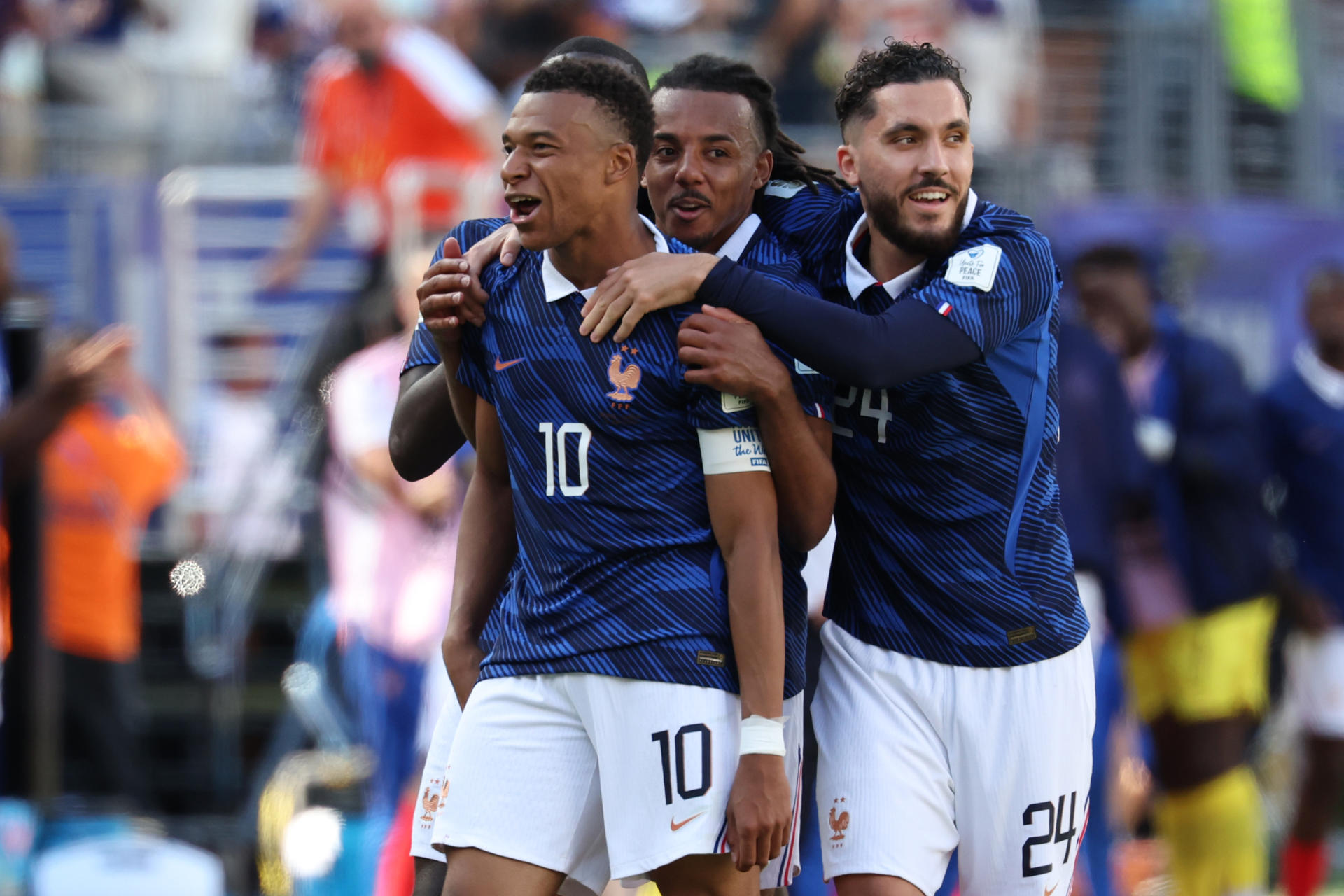 Kylian Mbappe (i) de Francia celebra un gol junto a Rayan Cherki (d) este martes, en un partido del grupo I del Mundial de la FIFA 2026 entre Francia y Senegal en el estadio MetLife de Nueva Jersey (Estados Unidos). EFE/ Sebastiao Moreira