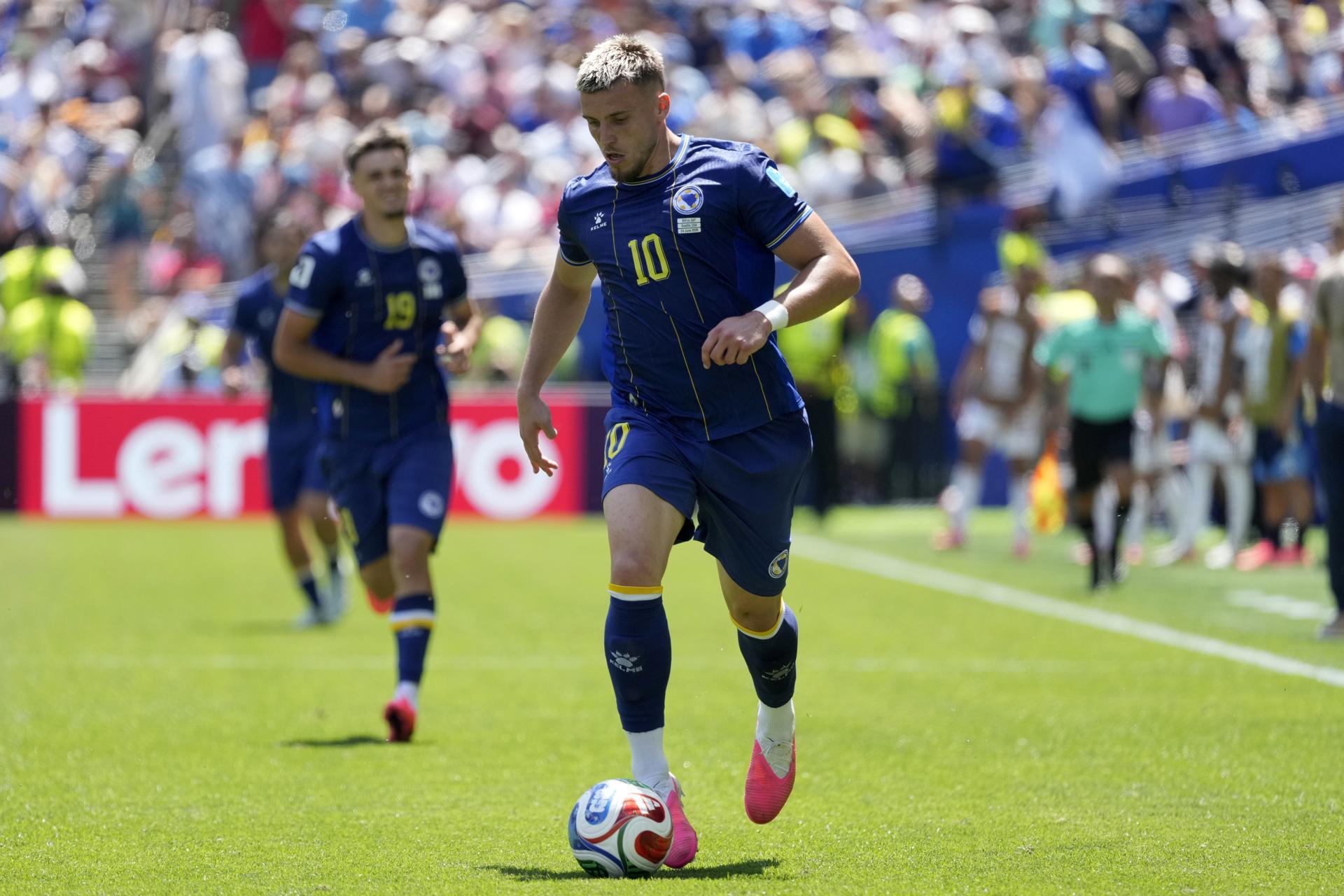 Ermedin Demirovic de Bosnia y Herzegovina en acción durante el partido de la fase de grupos de la Copa Mundial de la FIFA 2026 entre Bosnia y Herzegovina y Catar, en Seattle, Washington, EE. UU., 24 de junio de 2026. (Bosnia-Herzegovina, Catar) EFE/EPA/STEPHAN BRASHEAR