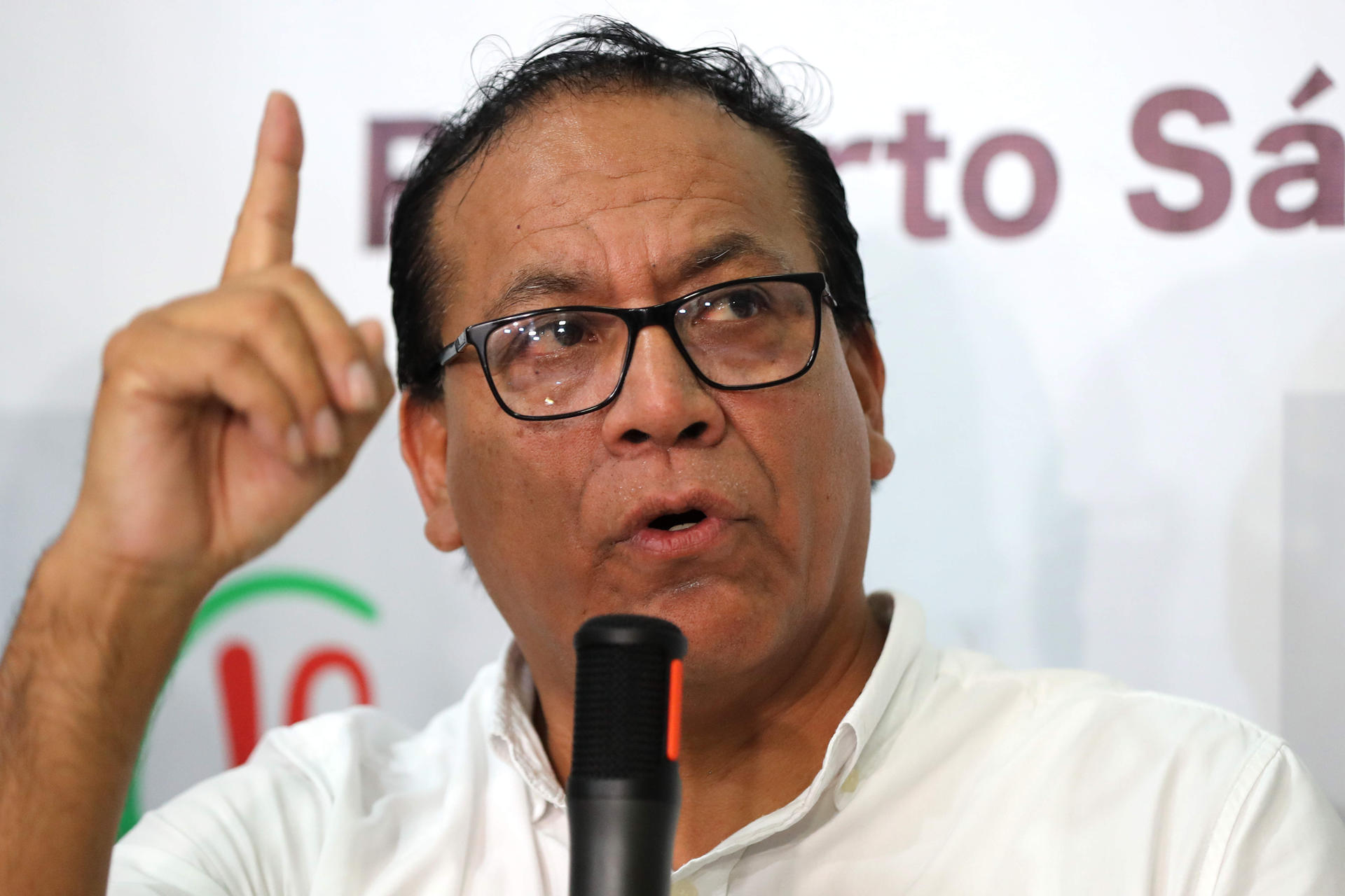 El candidato izquierdista Roberto Sánchez habla en una rueda de prensa este viernes, en Lima (Perú). Sánchez, que se disputa voto a voto la Presidencia de Perú con la derechista Keiko Fujimori, planteó a su rival solicitar conjuntamente a las autoridades electorales "una revisión exhaustiva de todo este proceso", de la segunda vuelta presidencial. EFE/ Paolo Aguilar