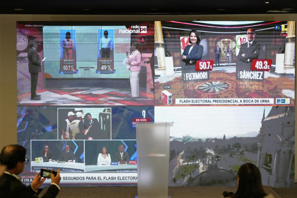Fotografía de una pantalla con los sondeos a pie de urna que muestran un empate técnico entre la derechista Keiko Fujimori y el izquierdista Roberto Sánchez durante la segunda vuelta de las elecciones a la Presidencia de Perú este domingo, en Lima (Perú). EFE/ John Reyes Mejía