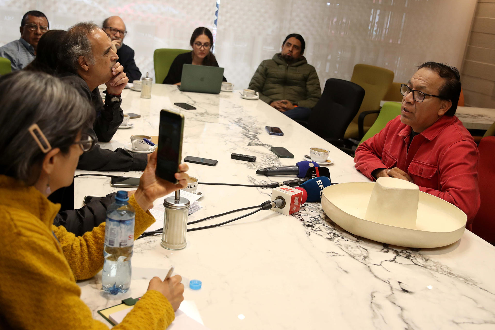 El candidato izquierdista Roberto Sánchez (d) habla en una rueda de prensa este sábado, en Lima (Perú). Sánchez, argumentó su intención de anular la votación en el exterior, donde sufragaron unos 300.000 peruanos, por presuntas irregularidades en la cadena de custodia de las actas de sufragio, después de que las autoridades decidieran que los resultados ya no iban a ser transmitidos de manera digital, sino que las actas debían llegar a Lima para ser contadas. EFE/ Paolo Aguilar