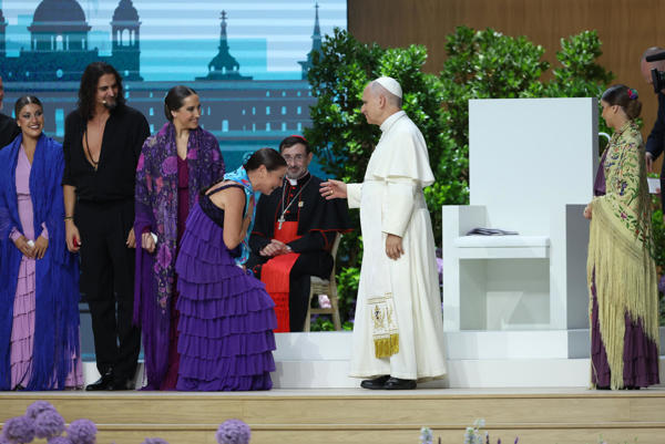 El papa León XIV (d) saluda a la bailaora Sara Baras durante el encuentro 'Tejer redes con el mundo de la cultura, la educación, la empresa y el deporte’, este domingo en el Movistar Arena de Madrid. EFE/ Kiko Huesca