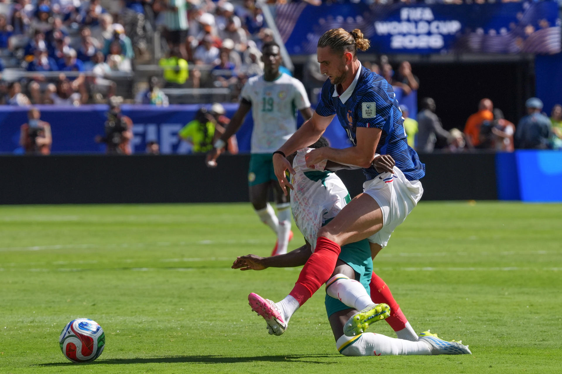 Dayot Upamecano (d) de Francia disputa el balón con Lamine Camara de Senegal este martes, en un partido del grupo I del Mundial de la FIFA 2026 entre Francia y Senegal en el estadio MetLife de Nueva Jersey (Estados Unidos). EFE/ Ángel Colmenares