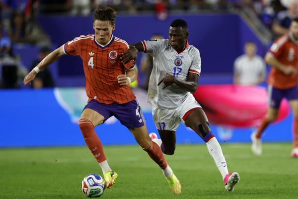 Scott McTominay de Escocia (izq.) en acción contra Danley Jean Jacques de Haití (der.) durante el partido de la fase de grupos de la Copa Mundial de la FIFA 2026 entre Escocia y Haití, en East Rutherford, Nueva Jersey, EE. UU., el 13 de junio de 2026. EFE/EPA/GREG M. COOPER