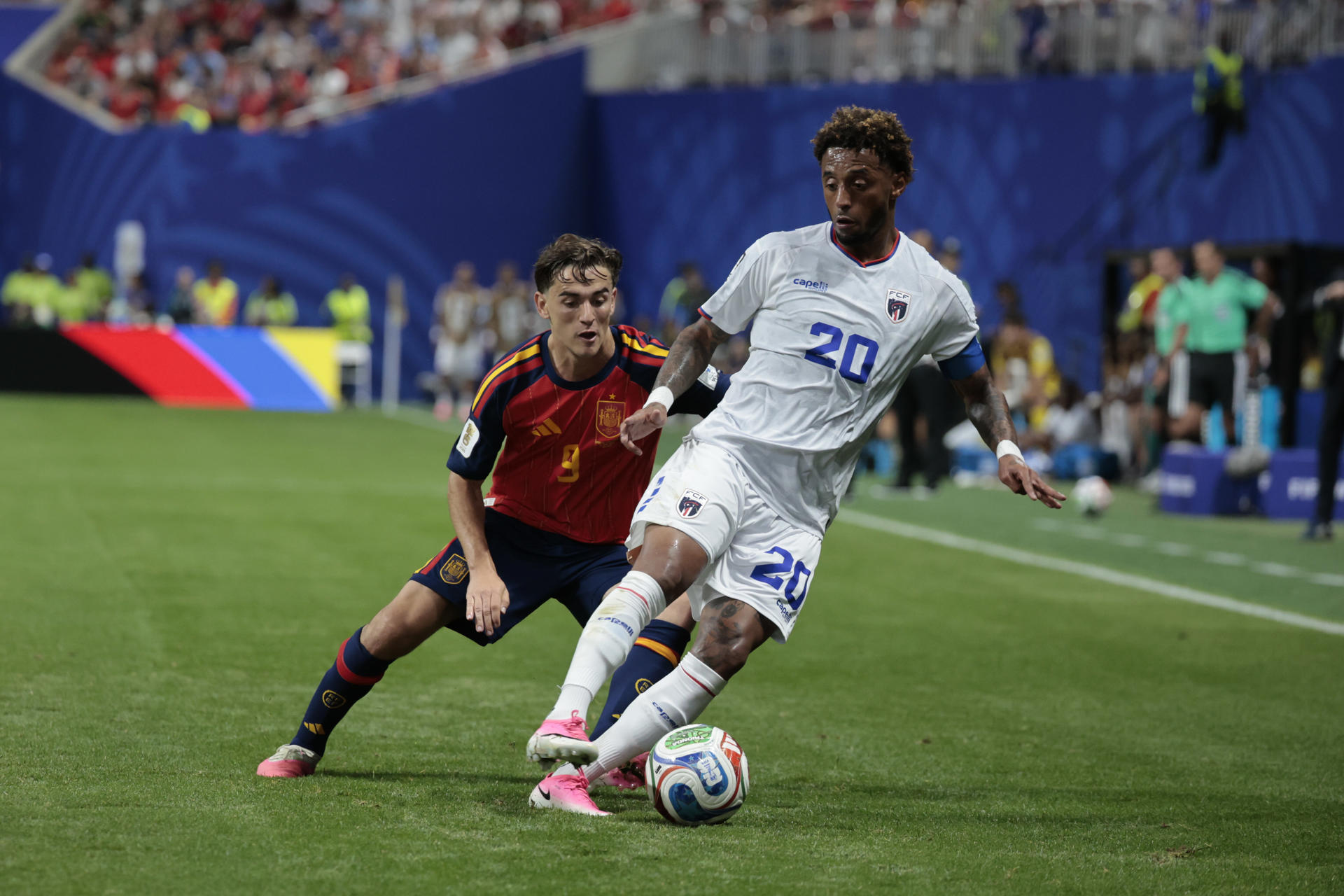 El centrocampista de España Gavi (i) pelea un balón con el delantero de Cabo Verde Ryan Mendes durante el partido del grupo H del Mundial 2026 entre España y Cabo Verde, este lunes en el Estadio Atlanta. EFE/ Lavandeira Jr