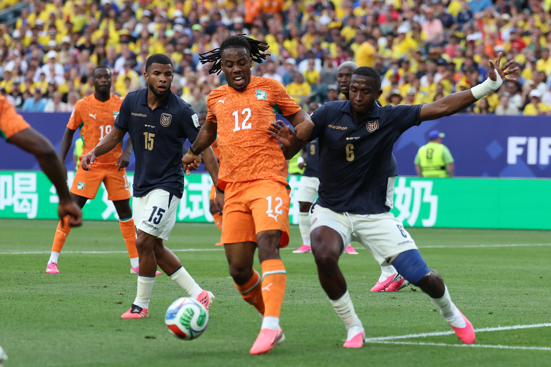 Elye Wahi (c) de Costa de Marfil disputa el balón con Willian Pacho (d) de Ecuador este domingo, durante un partido del grupo E del Mundial de la FIFA 2026 entre Costa de Marfil y Ecuador en el estadio Lincoln Financial Field en Filadelfia (Estados Unidos). EFE/ Sebastiao Moreira
