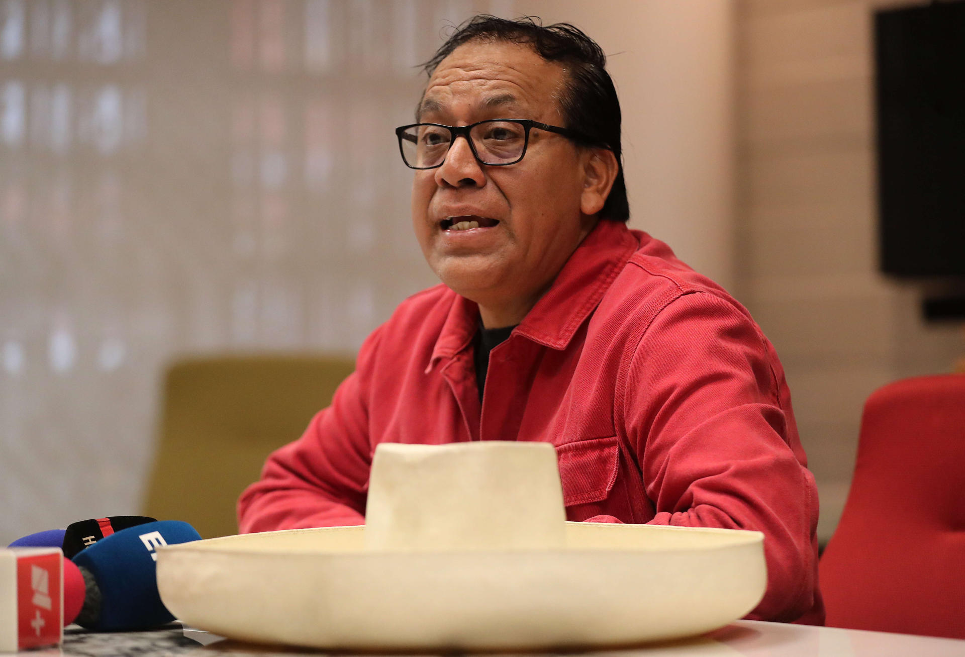 El candidato izquierdista Roberto Sánchez habla en una rueda de prensa este sábado, en Lima (Perú). Sánchez, argumentó su intención de anular la votación en el exterior, donde sufragaron unos 300.000 peruanos, por presuntas irregularidades en la cadena de custodia de las actas de sufragio, después de que las autoridades decidieran que los resultados ya no iban a ser transmitidos de manera digital, sino que las actas debían llegar a Lima para ser contadas. EFE/ Paolo Aguilar