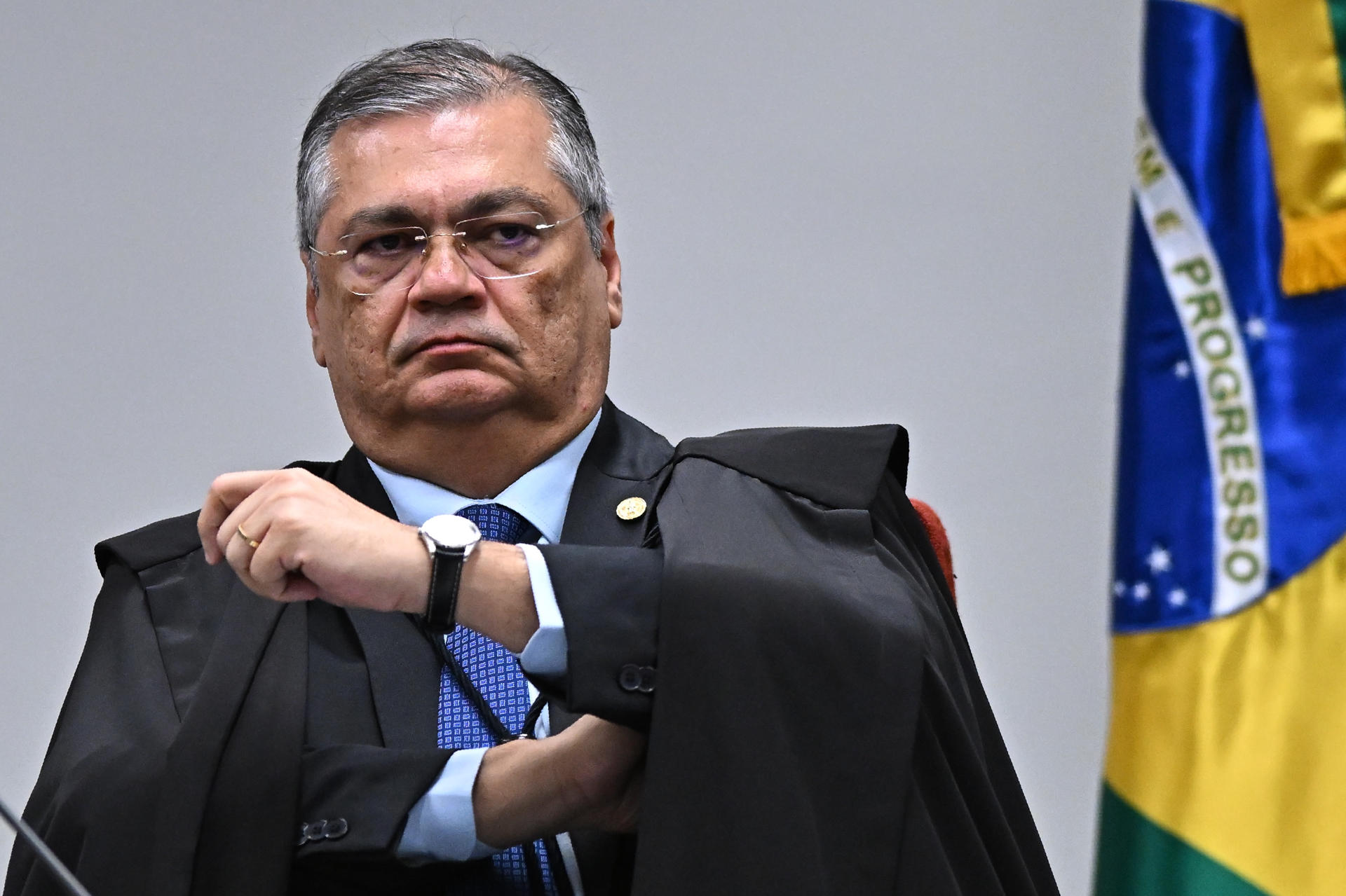 El juez ministro de la Suprema Corte de Brasil, Flávio Dino, asiste a una sesión de juicio en el pleno de la primera sala del Tribunal Supremo Federal este martes, en Brasilia (Brasil). EFE/Andre Borges