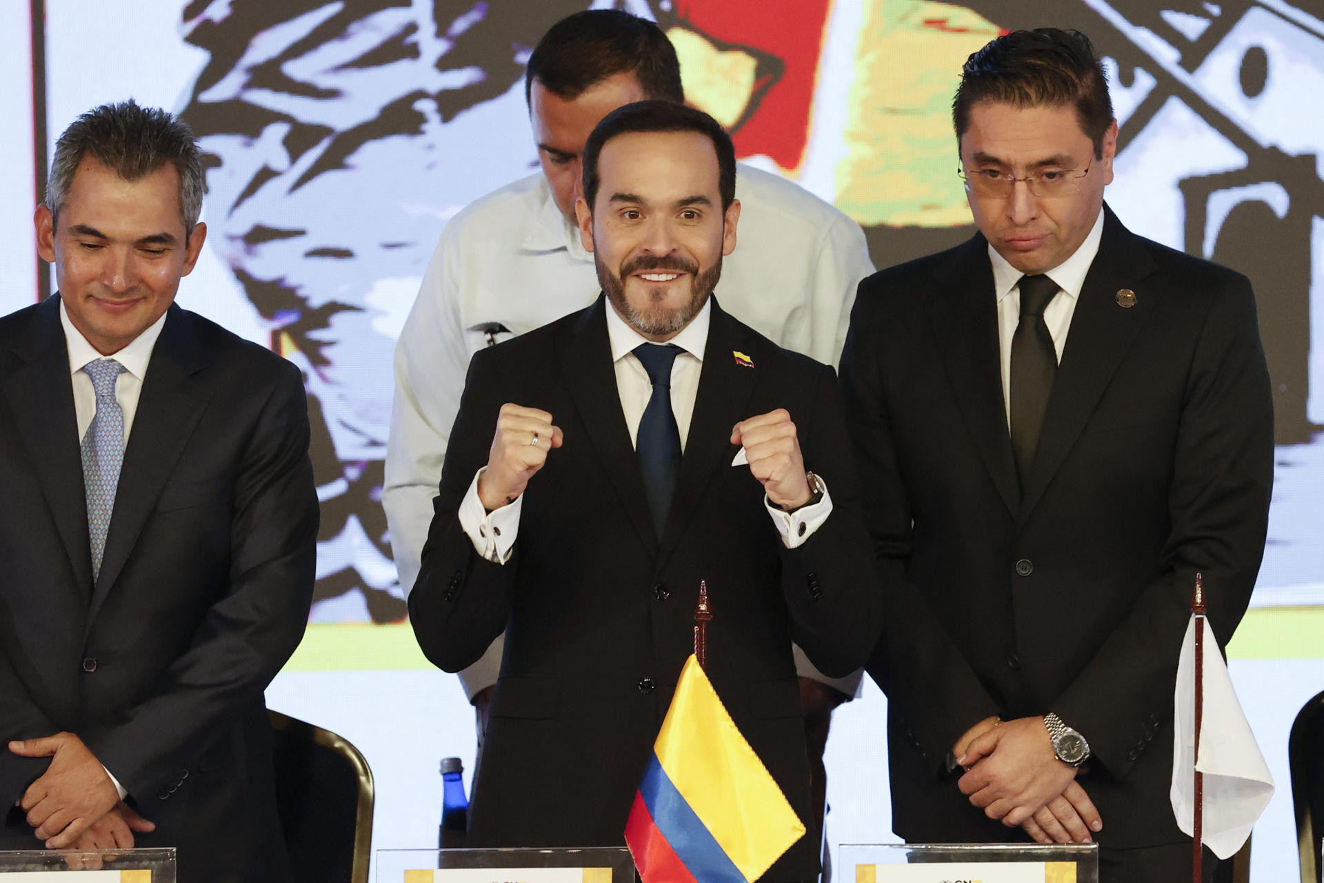 El ultraderechista Abelardo de la Espriella (c) reacciona durante la entrega del Consejo Nacional Electoral (CNE) de su credencial como presidente electo de Colombia tras ganar la segunda vuelta de las elecciones, este jueves, en Bogotá (Colombia). EFE/ Mauricio Dueñas Castañeda