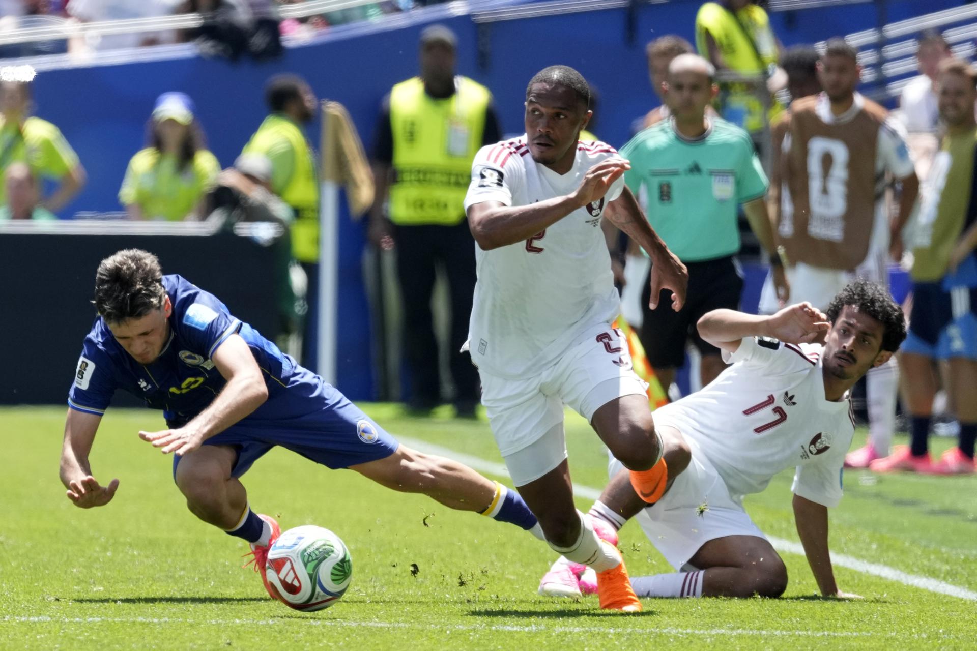 Ermedin Demirovic de Bosnia y Herzegovina (izq.) en acción contra Pedro Miguel (centro) y Ahmed Al-Ganehi de Qatar (der.) durante el partido de la fase de grupos de la Copa Mundial de la FIFA 2026 entre Bosnia y Herzegovina y Qatar, en Seattle, Washington, EE. UU., el 24 de junio de 2026. (Bosnia-Herzegovina, Catar) EFE/EPA/STEPHAN BRASHEAR