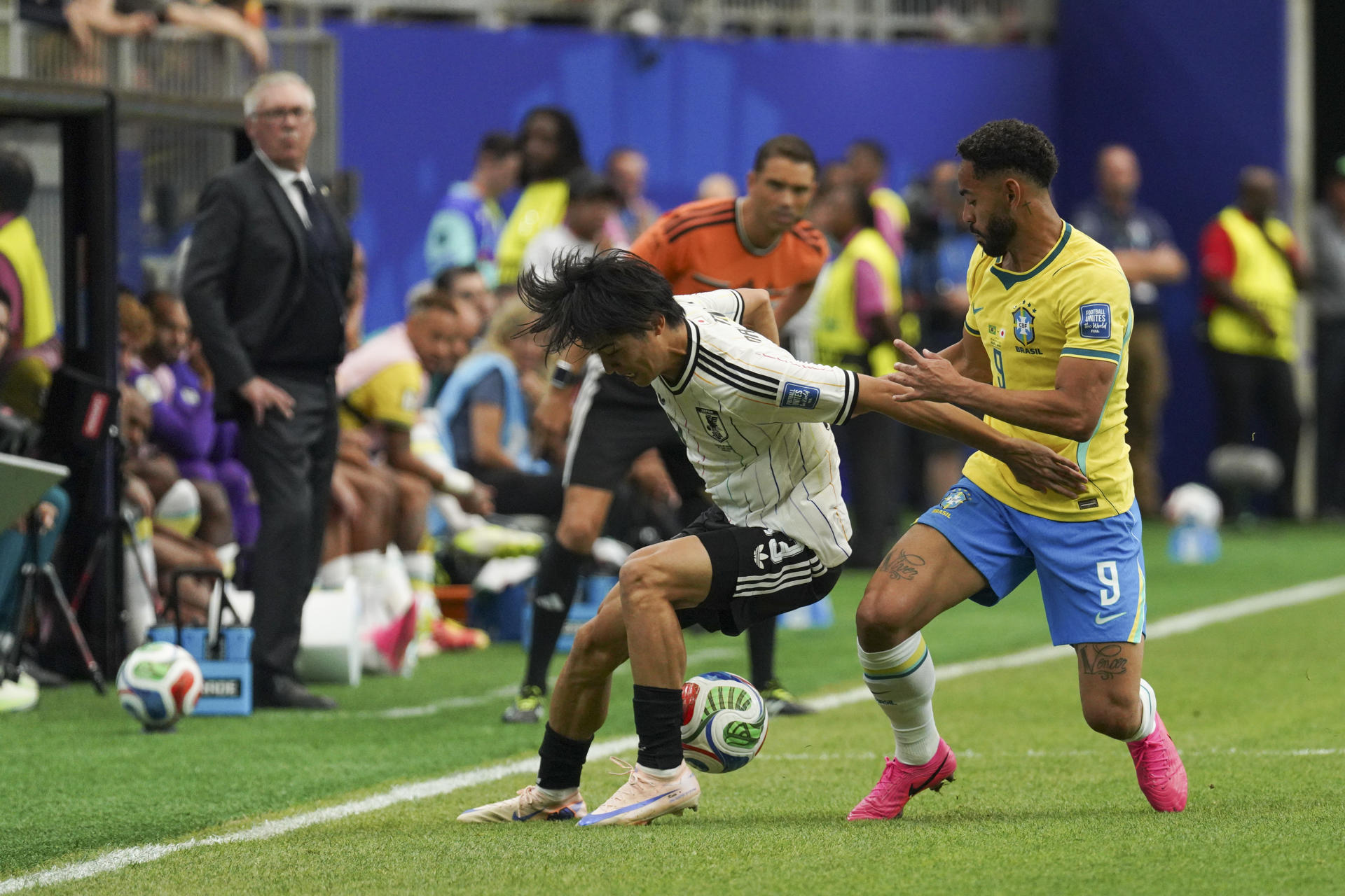 El delantero brasileño Matheus Cunha (d) disputa un balón con el centrocampista japonés Keito Nakamura (i) durante el partido de los dieciseisavos de final del Mundial de Fútbol 2026 entre Brasil y Japón, este lunes en el estadio NRG de Houston (Estados UNidos). EFE/ Kenneth Fernández