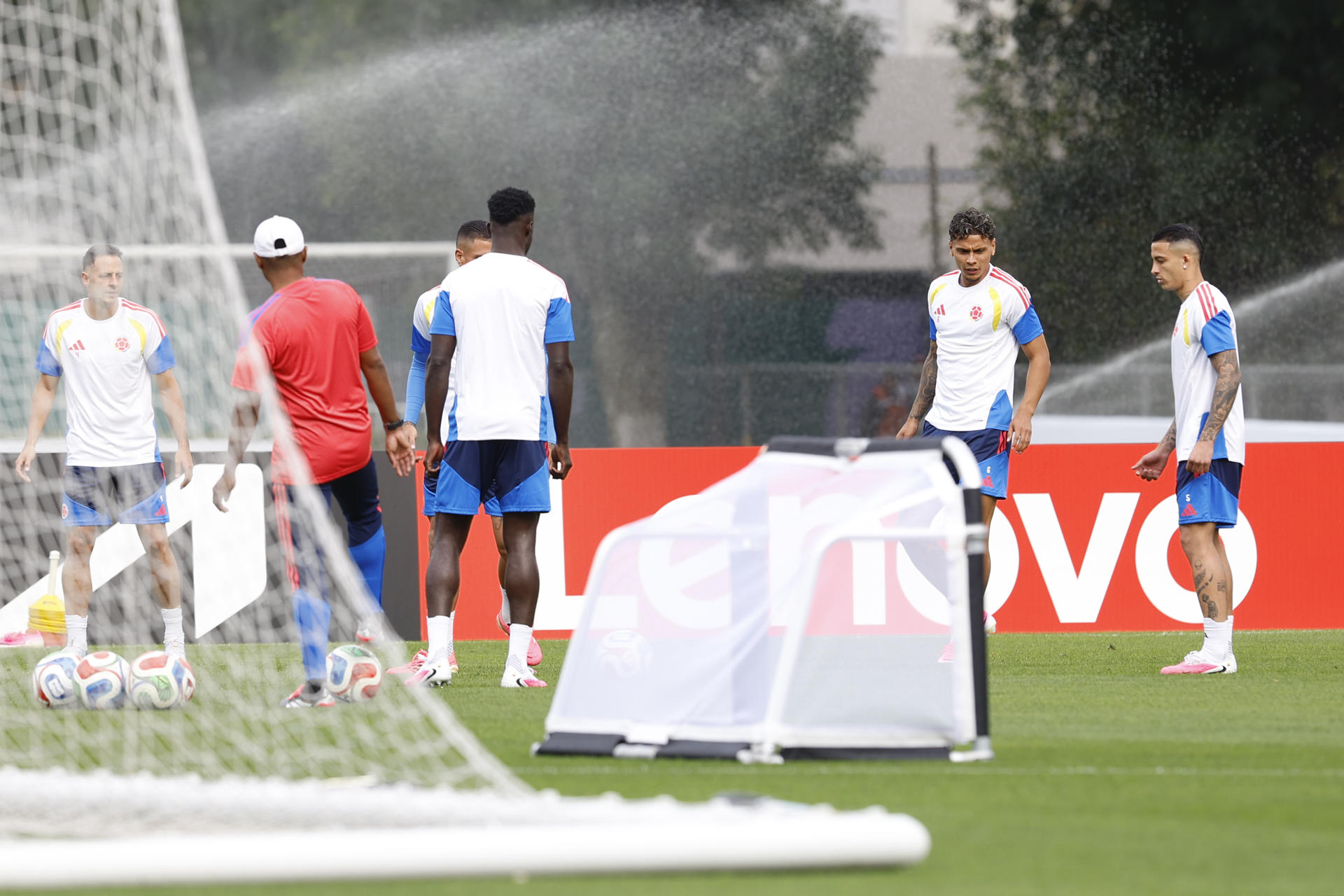 Jugadores de Colombia participan en un entrenamiento este martes, en las instalaciones del Club América, en Ciudad de México (México). EFE/ Sashenka Gutiérrez