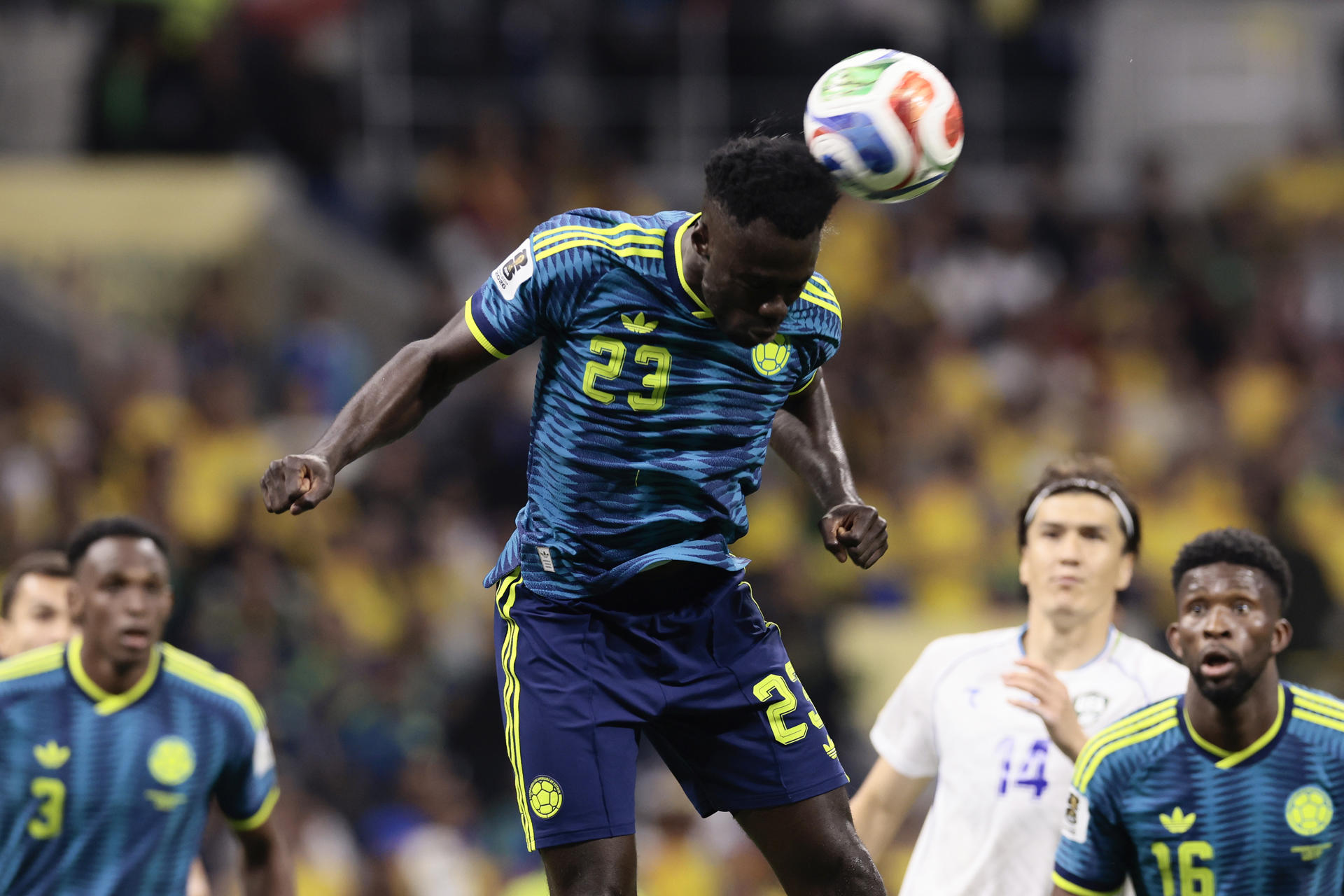 Davinson Sánchez (c) de Colombia controla un balón este miércoles, en un partido del grupo K del Mundial de la FIFA 2026 entre Uzbekistán y Colombia, en el estadio Azteca en Ciudad de México (México). EFE/ José Méndez
