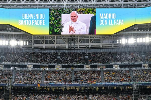 El Papa León XIV durante un encuentro con la comunidad archidiocesana de Madrid en el Estadio Santiago Bernabéu de Madrid, España, el 8 de junio de 2026. El Papa León XIV se encuentra de visita oficial de seis días en España, del 6 al 12 de junio de 2026, con paradas en Madrid, Barcelona y las Islas Canarias. (Papa, España) EFE/EPA/CIRO FUSCO