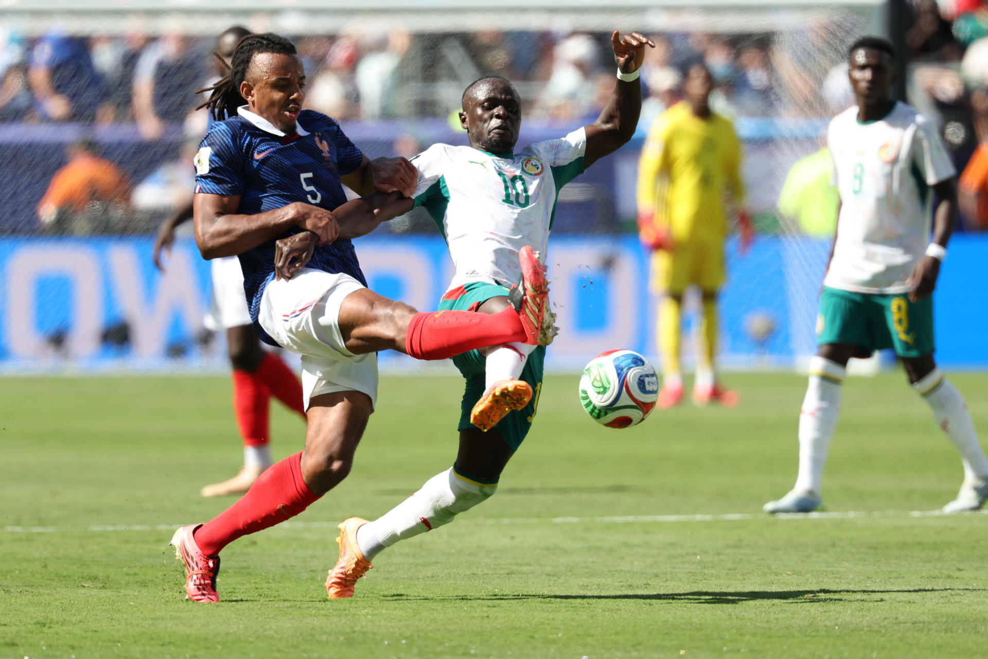 Jules Kounde (i) de Francia disputa el balón con Sadio Mane de Senegal este martes, en un partido del grupo I del Mundial de la FIFA 2026 entre Francia y Senegal en el estadio MetLife de Nueva Jersey (Estados Unidos). EFE/ Sebastiao Moreira