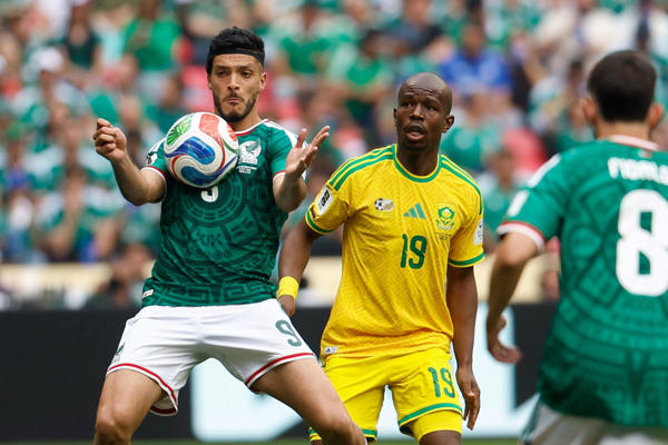 Raúl Jiménez (i) de México disputa un balón con Nkosinathi Sibisi de Sudáfrica este jueves, durante un partido del grupo A del Mundial de la FIFA 2026 entre México y Sudáfrica en el estadio Ciudad de México (México). EFE/ Sashenka Gutiérrez