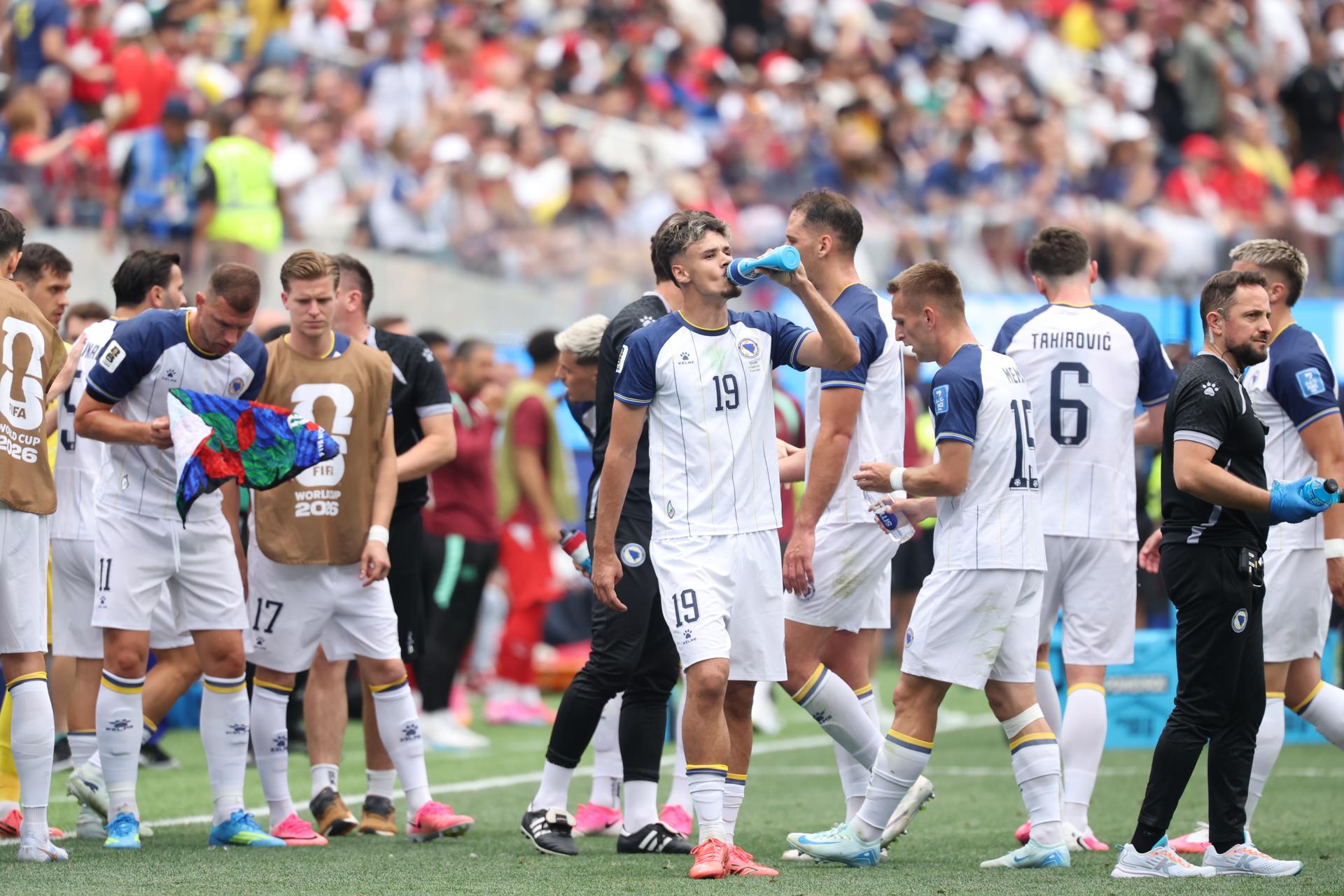 Kerim Alajbegovic de Bosnia y Herzegovina (C) y sus compañeros beben durante una pausa para hidratación durante el partido de la fase de grupos de la Copa Mundial de la FIFA 2026 entre Suiza y Bosnia y Herzegovina, en Los Ángeles, EE. UU., el 18 de junio de 2026. (Bosnia-Herzegovina, Suiza) EFE/EPA/CRISTOPHER TORRES