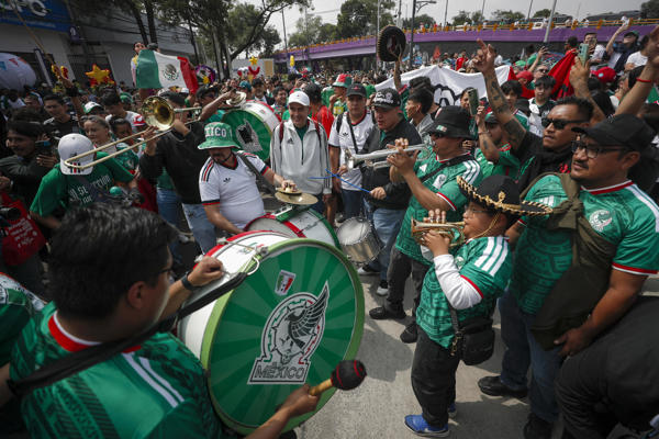 Aficionados animan previo a la inauguración del Mundial de la FIFA 2026 este jueves, en el estadio Ciudad de México (México). EFE/Isaac Esquivel