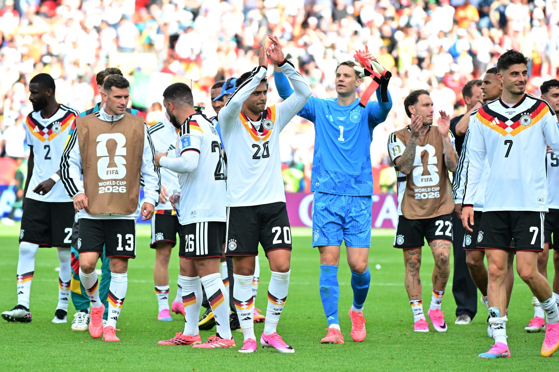 Jugadores de Alemania saludan a sus seguidores mientras celebran la victoria de Alemania contra Costa de Marfil en el partido de la fase de grupos de la Copa Mundial de la FIFA 2026, en Toronto, Canadá, el 20 de junio de 2026. (Costa de Marfil, Alemania) EFE/EPA/EDUARDO LIMA