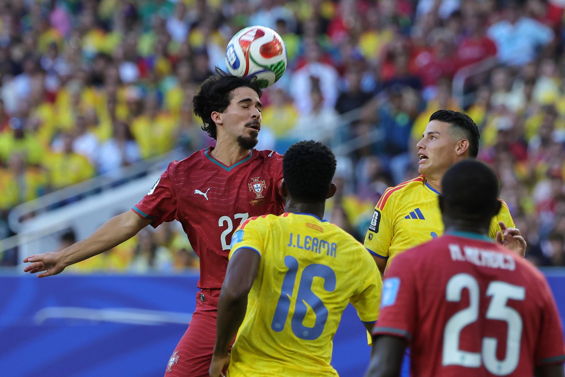 Vitinha de Portugal (i) en acción contra James Rodríguez de Colombia (d) durante el partido de fase de grupos de la Copa Mundial de la FIFA 2026 Colombia contra Portugal, en Miami, Florida, EE.UU., 27 de junio de 2026. EFE/EPA/CRISTOBAL HERRERA-ULASHKEVICH