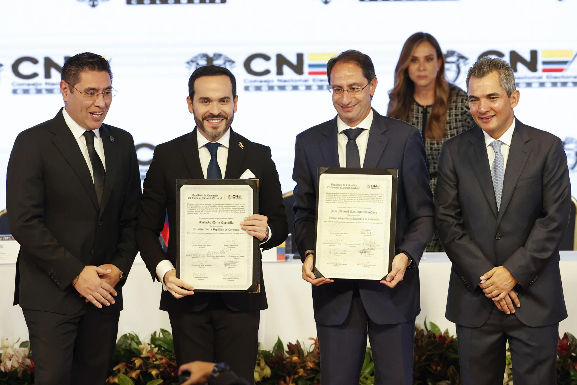 Abelardo de la Espriella (c-i) y José Manuel Restrepo (c-d) posan con sus credenciales de presidente y vicepresidente electos de Colombia este jueves, junto al presidente del Consejo Nacional Electoral (CNE), Cristian Quiroz (i), y al magistrado del CNE Alfonso Campo Martínez, en Bogotá (Colombia). EFE/ Mauricio Dueñas Castañeda