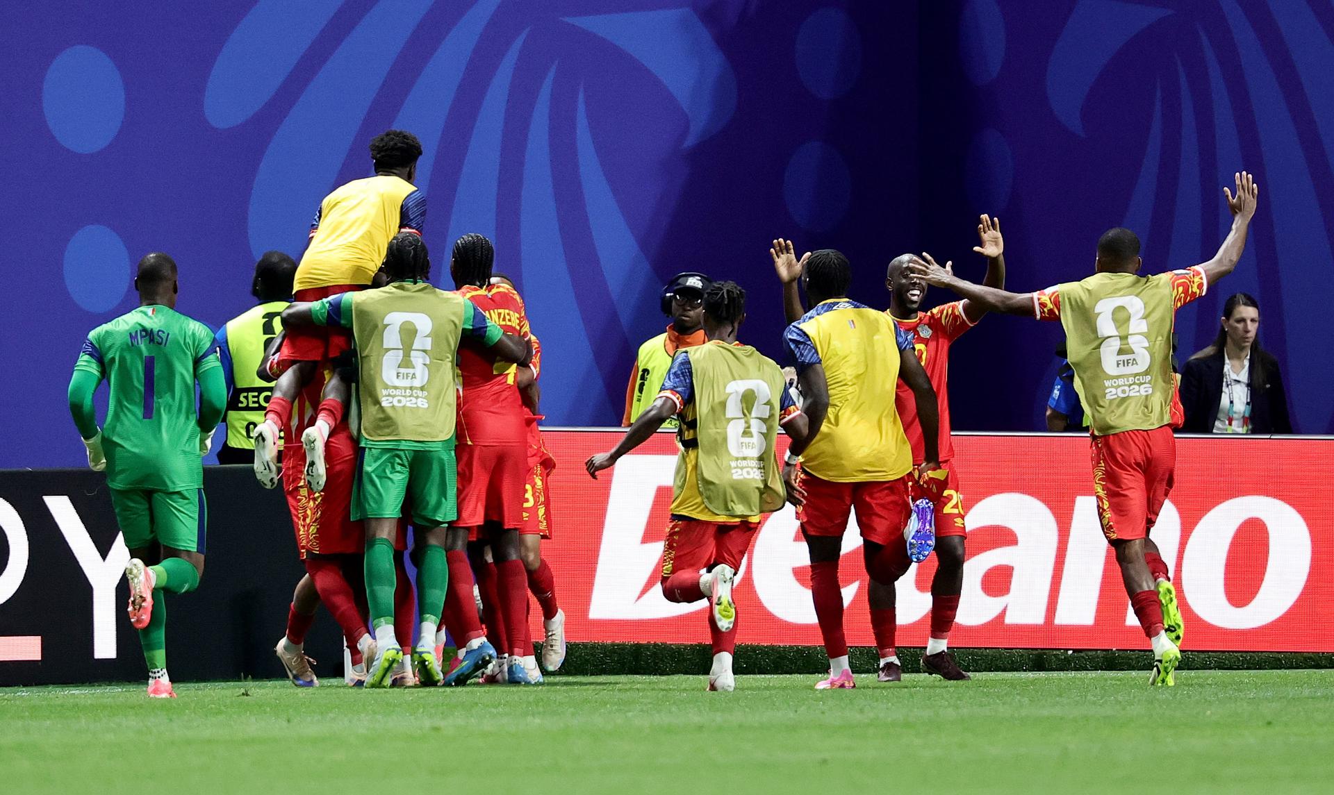 Jugadores de la República Democrática del Congo celebran tras marcar su segundo gol durante el partido de la fase de grupos de la Copa Mundial de la FIFA 2026 entre la República Democrática del Congo y Uzbekistán, en Atlanta, EE. UU., el 27 de junio de 2026. EFE/EPA/RONALD WITTEK