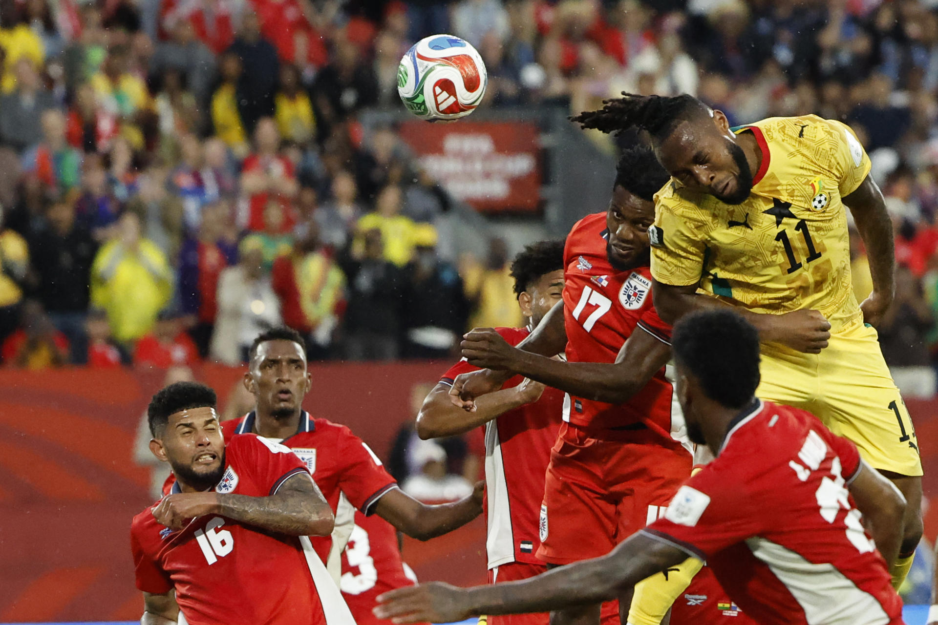 Antoine Semenyo (c) de Ghana disputa el balón con José Fajardo (i) de Panamá este miércoles, en un partido del grupo L del Mundial de la FIFA 2026 entre Ghana y Panamá en el estadio BMO en Toronto (Canadá). EFE/ Bienvenido Velasco