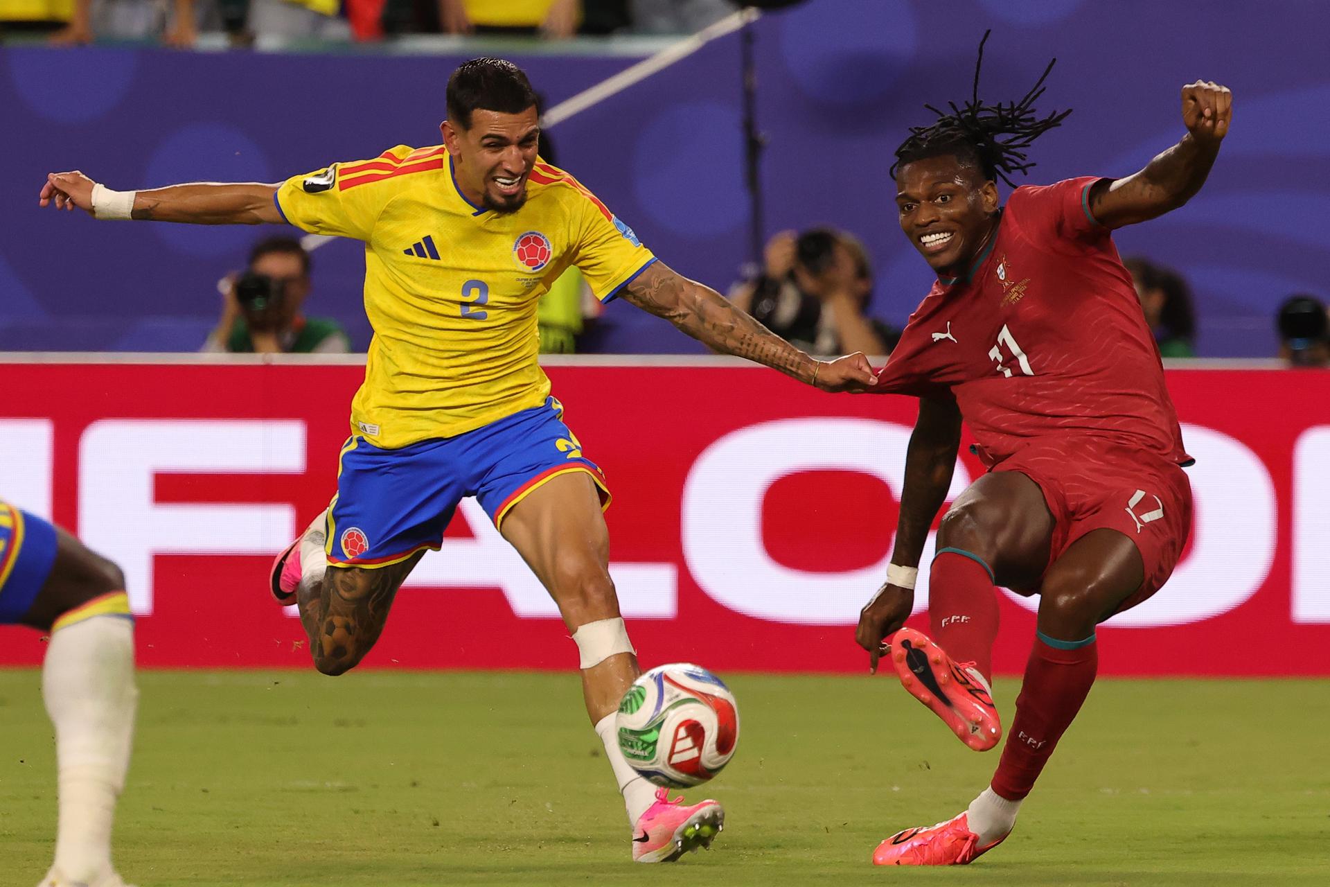 Daniel Muñoz de Colombia (i) en acción contra Rafael Leao de Portugal (d) durante el partido de fase de grupos de la Copa Mundial de la FIFA 2026 Colombia contra Portugal, en Miami, Florida, EE.UU., 27 de junio de 2026. EFE/EPA/CRISTOBAL HERRERA-ULASHKEVICH