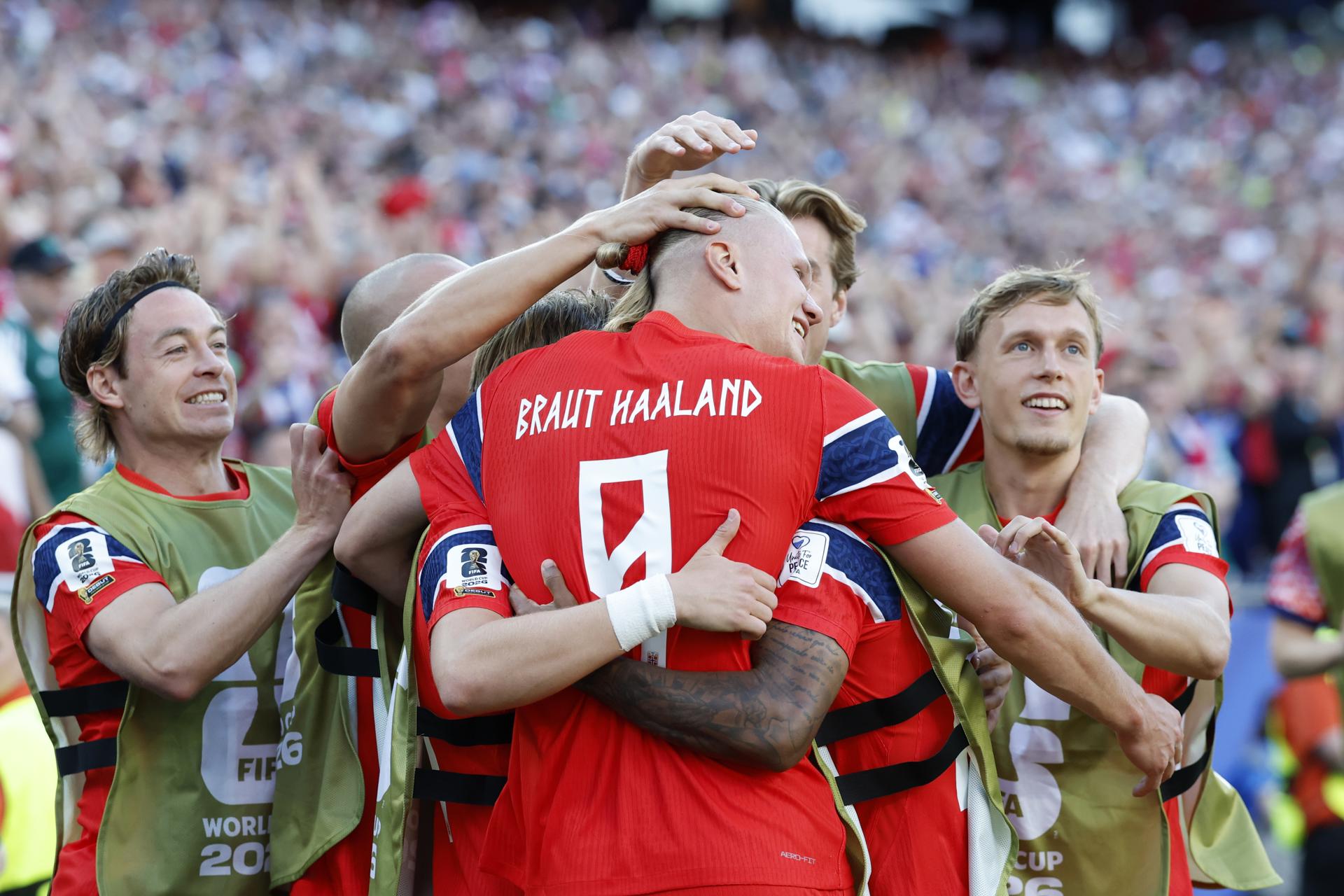 Erling Haaland de Noruega (C) celebra con sus compañeros tras marcar el gol que puso el 2-1 en el marcador durante el partido de la fase de grupos de la Copa Mundial de la FIFA 2026 entre Irak y Noruega, en Boston, Massachusetts, EE. UU., el 16 de junio de 2026. (Noruega) EFE/EPA/GREG M. COOPER