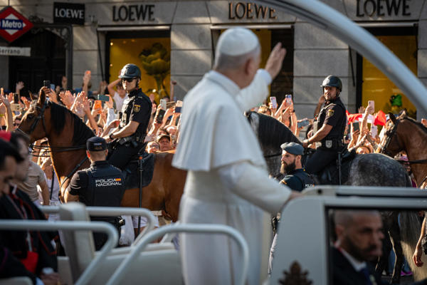 El papa León XIV saluda a la gente desde el papamóvil tras presidir el encuentro 'Tejer redes con el mundo de la cultura, la educación, la empresa y el deporte’, este domingo en el Movistar Arena de Madrid. EFE/Fernando Villar