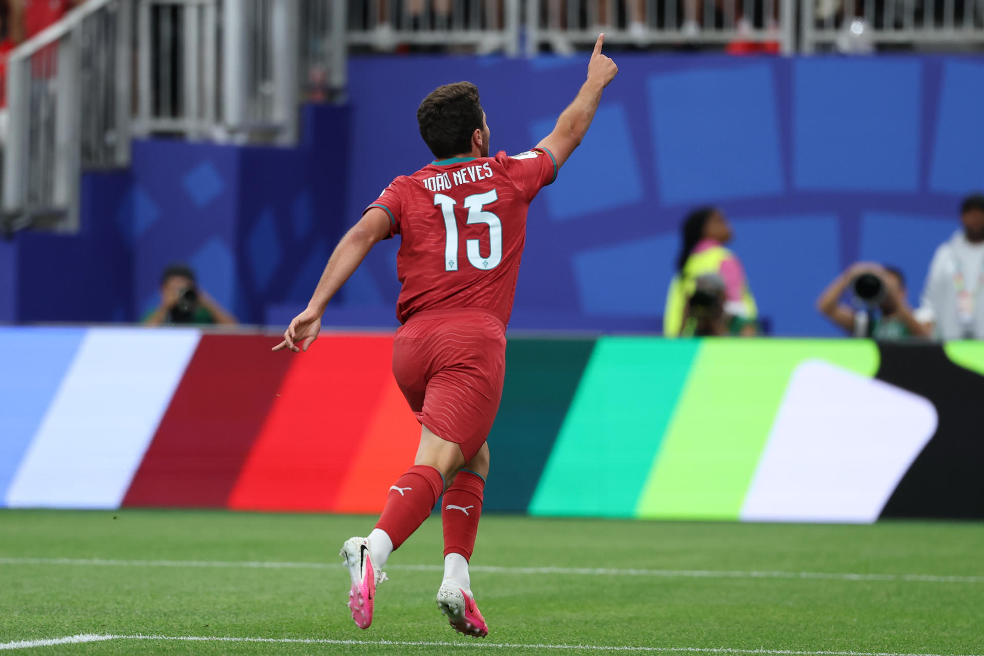 El centrocampista de Portugal João Neves celebra tras anotar el primer gol del equipo durante el partido del Grupo K del Mundial 2026 que disputan las selecciones nacionales de Portugal y República Democrática del Congo este miércoles, en el Estadio Houston (Texas). EFE/ Carlos Ramírez