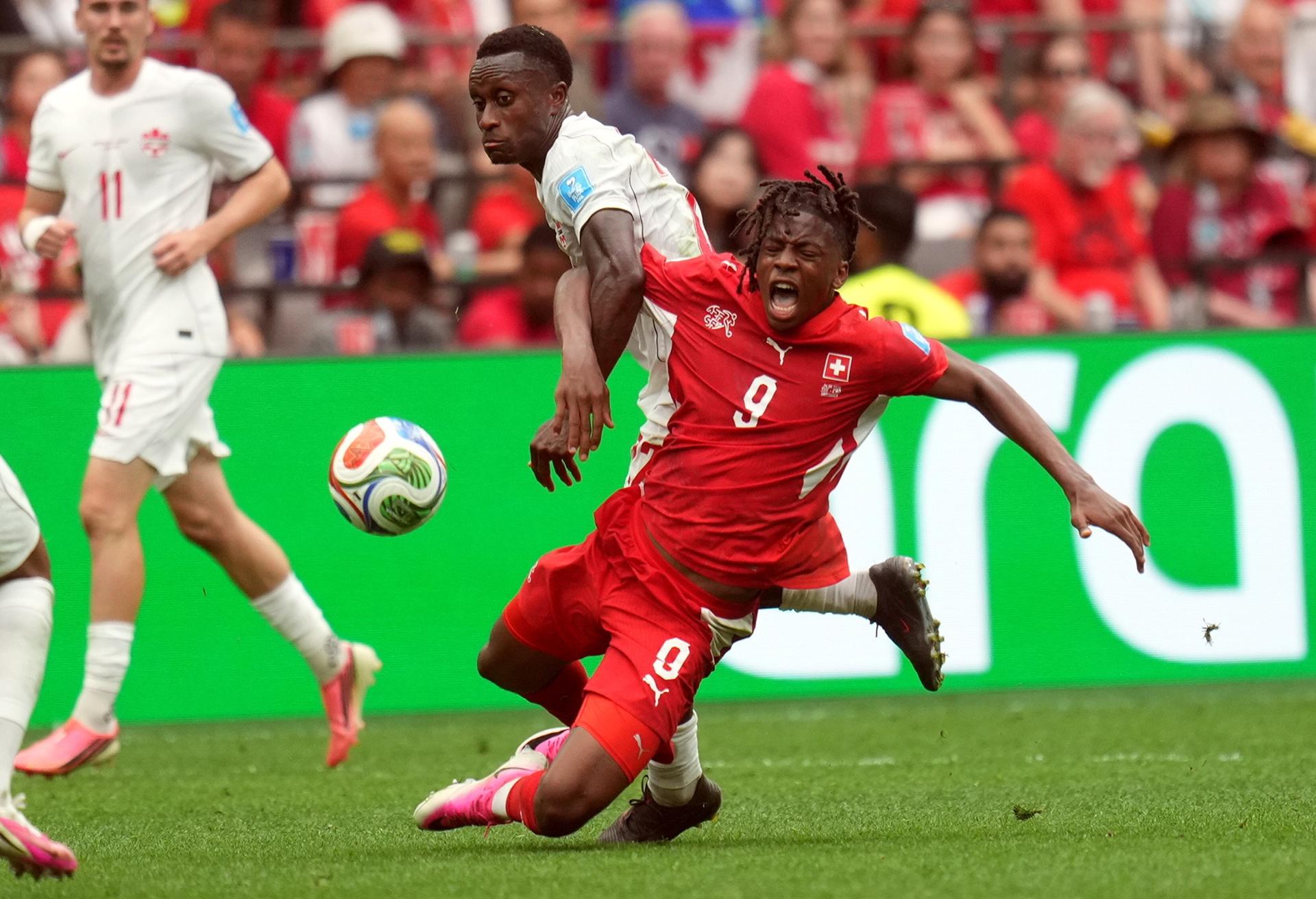 Johan Manzambi de Suiza (al frente) en acción durante el partido de la fase de grupos de la Copa Mundial de la FIFA 2026 entre Suiza y Canadá, en Vancouver, Canadá, el 24 de junio de 2026. (Suiza) EFE/EPA/BOB FRID