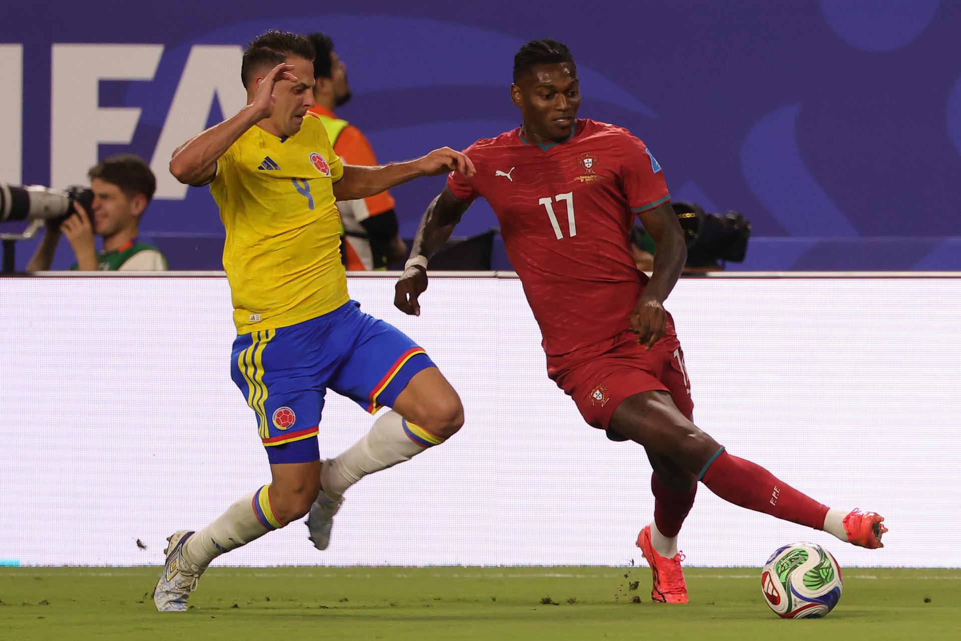 Santiago Arias de Colombia (izq.) en acción contra Rafael Leão de Portugal (der.) durante el partido de la fase de grupos de la Copa Mundial de la FIFA 2026 entre Colombia y Portugal.