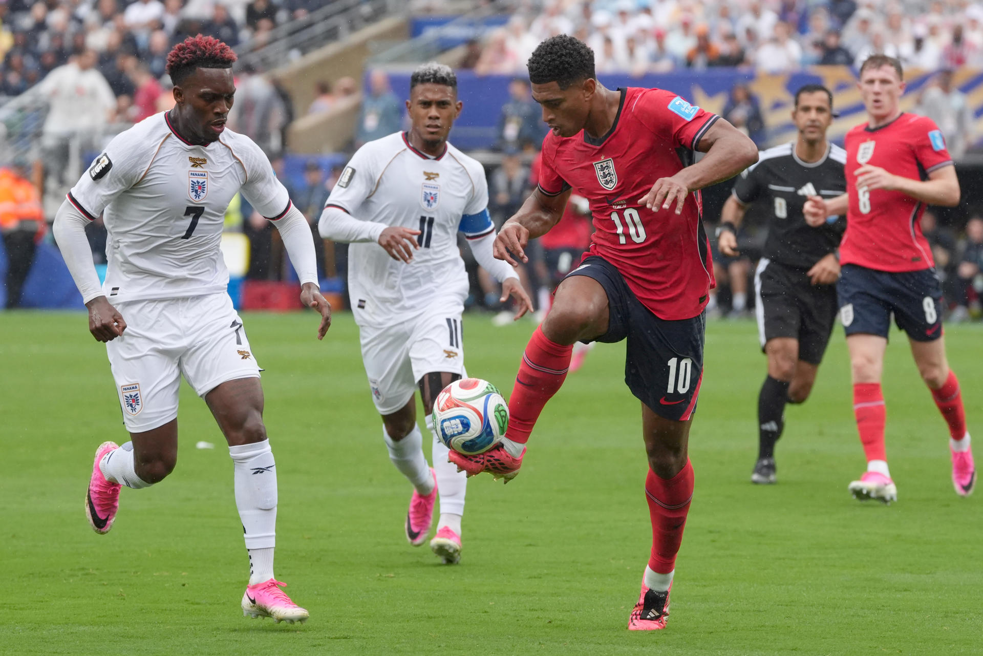 Jose Luis Rodriguez (i) de Panamá disputa un balón con Jude Bellingham de Inglaterra este sábado, en un partido del grupo L del Mundial de la FIFA 2026 entre Panamá e Inglaterra en el estadio MetLife de Nueva Jersey (Estados Unidos). EFE/ Ángel Colmenares