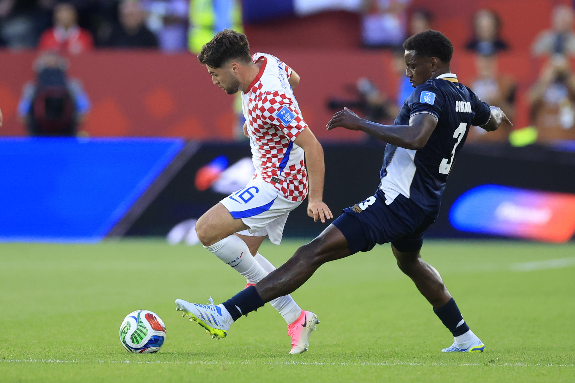Jose Cordoba (d) de Panamá disputa el balón con Martin Baturina de Croacia este martes, en un partido del grupo L del Mundial de la FIFA 2026 entre Panamá y Croacia en el estadio BMO en Toronto (Canadá). EFE/ Bienvenido Velasco