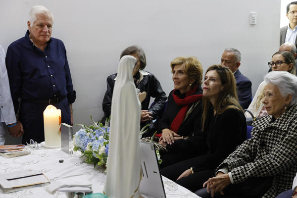 Miguel Uribe Londoño (i), y María Carolina Hoyos Turbay (2-d) participan este domingo, en la conmemoración del primer aniversario del atentado contra Miguel Uribe Turbay en Bogotá (Colombia). Colombia recuerda con misas y ofrendas el primer año del atentado contra el senador y precandidato presidencial del partido uribista Centro Democrático, quien fue gravemente herido en un atentado y falleció dos meses después. EFE/ Mauricio Dueñas Castañeda