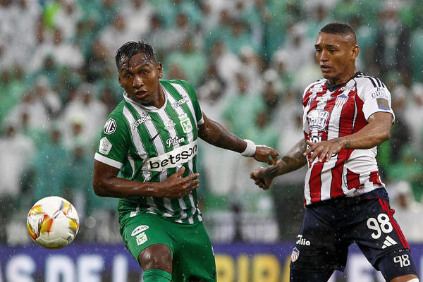 Alfredo Morelos (i) de Nacional disputa el balón con Jermein Peña de Junior este lunes, durante el partido de vuelta de la final de la Liga de Colombia en el estadio Atanasio Girardot en Medellín (Colombia). EFE/ STR