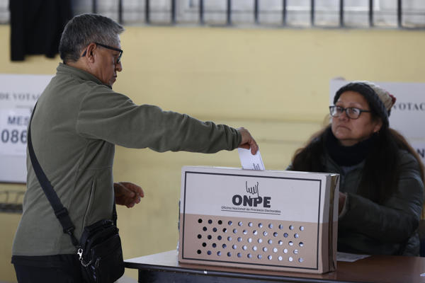 Un hombre deposita su voto en una urna este domingo, durante la segunda vuelta de las elecciones presidenciales en Perú, en Santiago (Chile). EFE/ Elvis González
