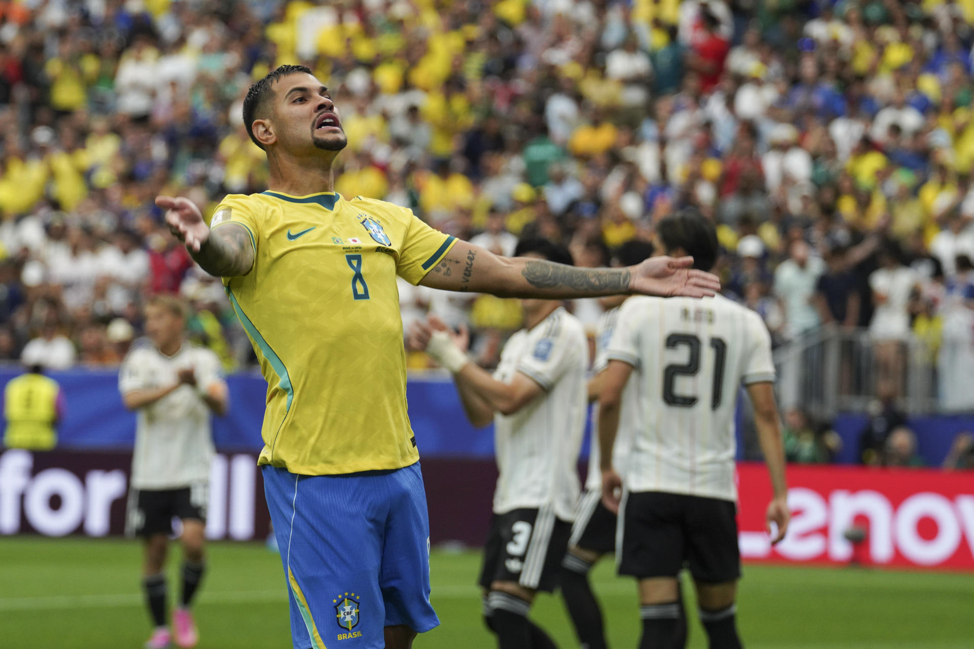 El centrocampista brasileño Bruno Guimarães durante el partido de los dieciseisavos de final del Mundial de Fútbol 2026 entre Brasil y Japón, este lunes en el estadio NRG de Houston (Estados UNidos). EFE/ Kenneth Fernández